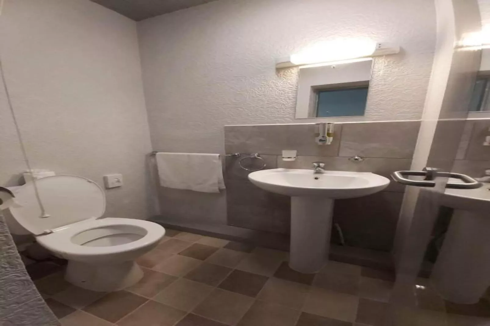 EN_SES015_Standard Single Room-Badkamer