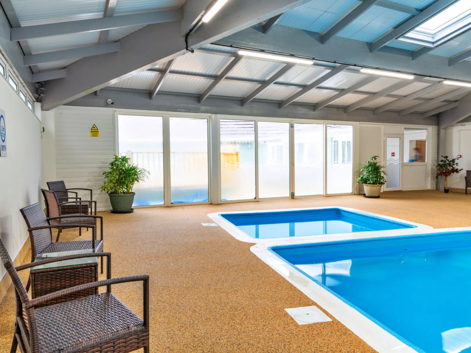 Serendipity Lodge-Binnen