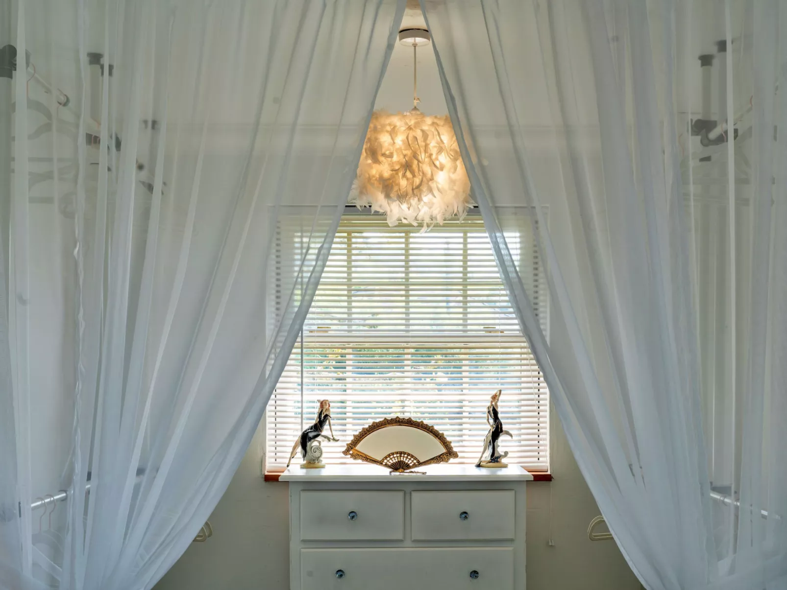 Nicely Tucked Away Cottage-Binnen