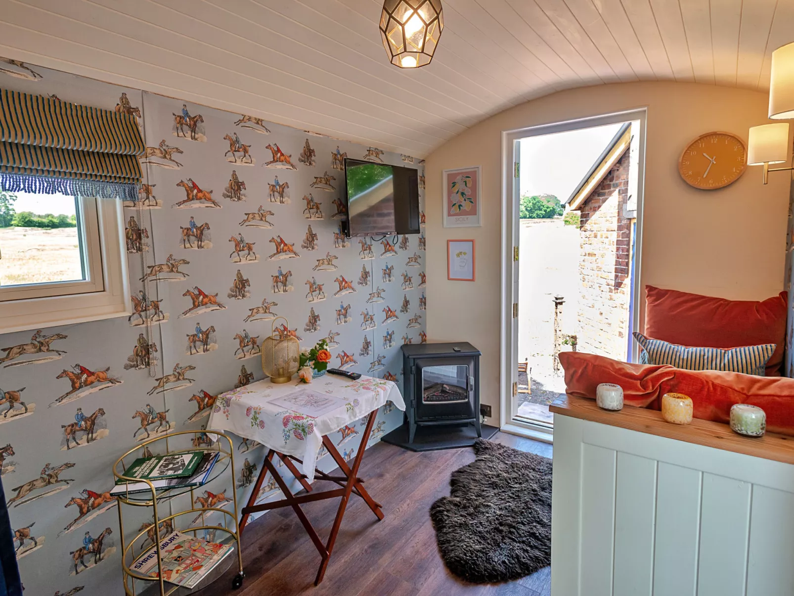 Shrawardine Train Carriage-Binnen