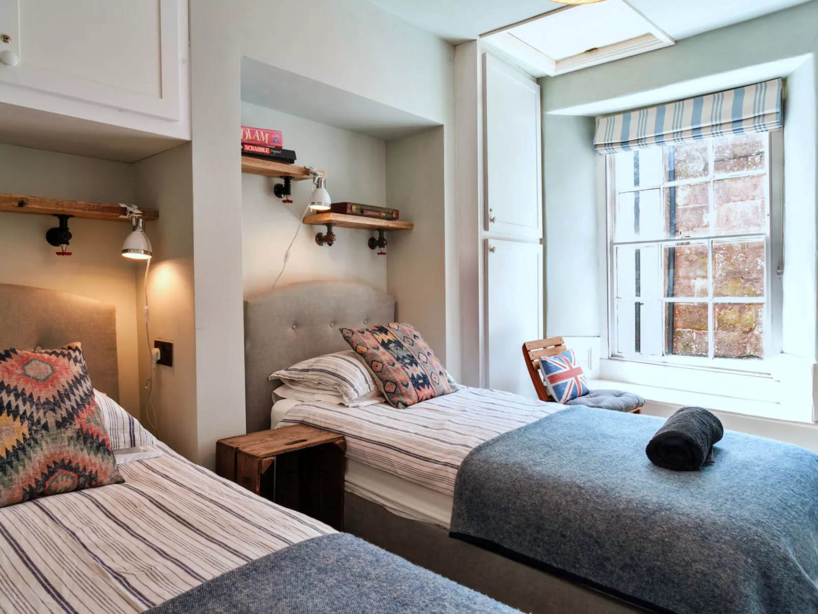 April Cottage-Binnen