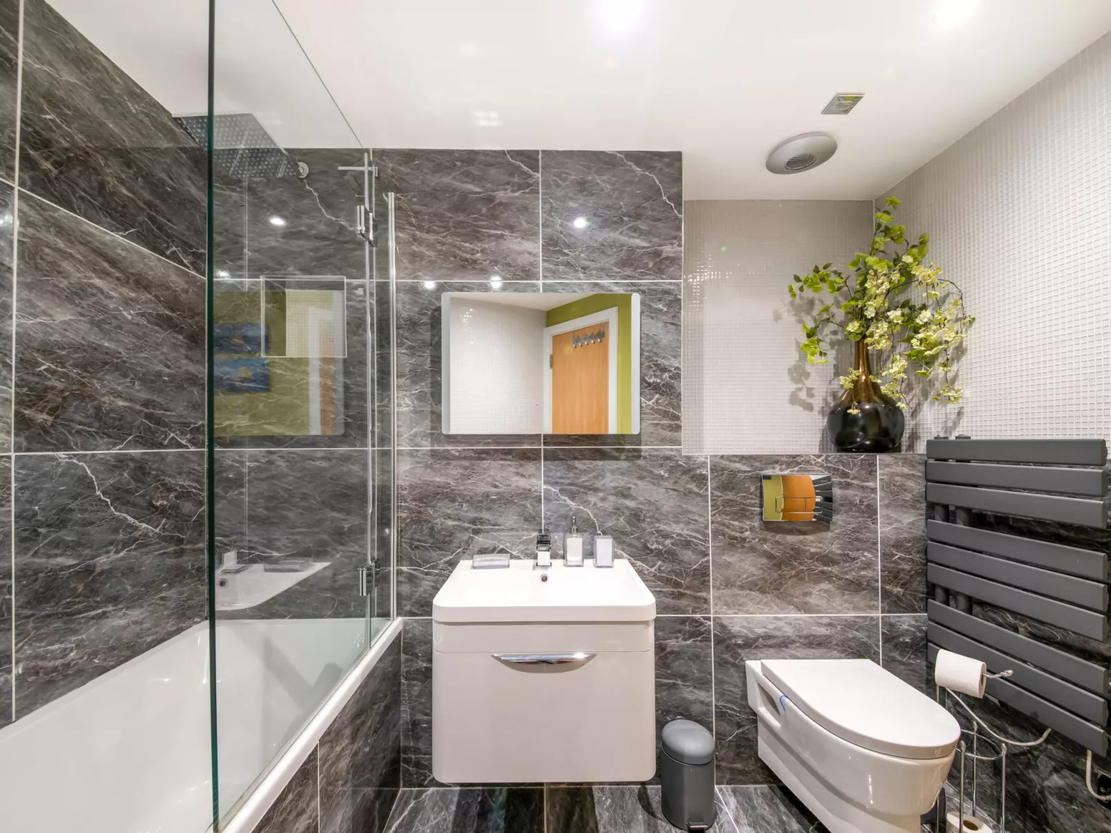 The Penthouse at 611 Westgate-Binnen