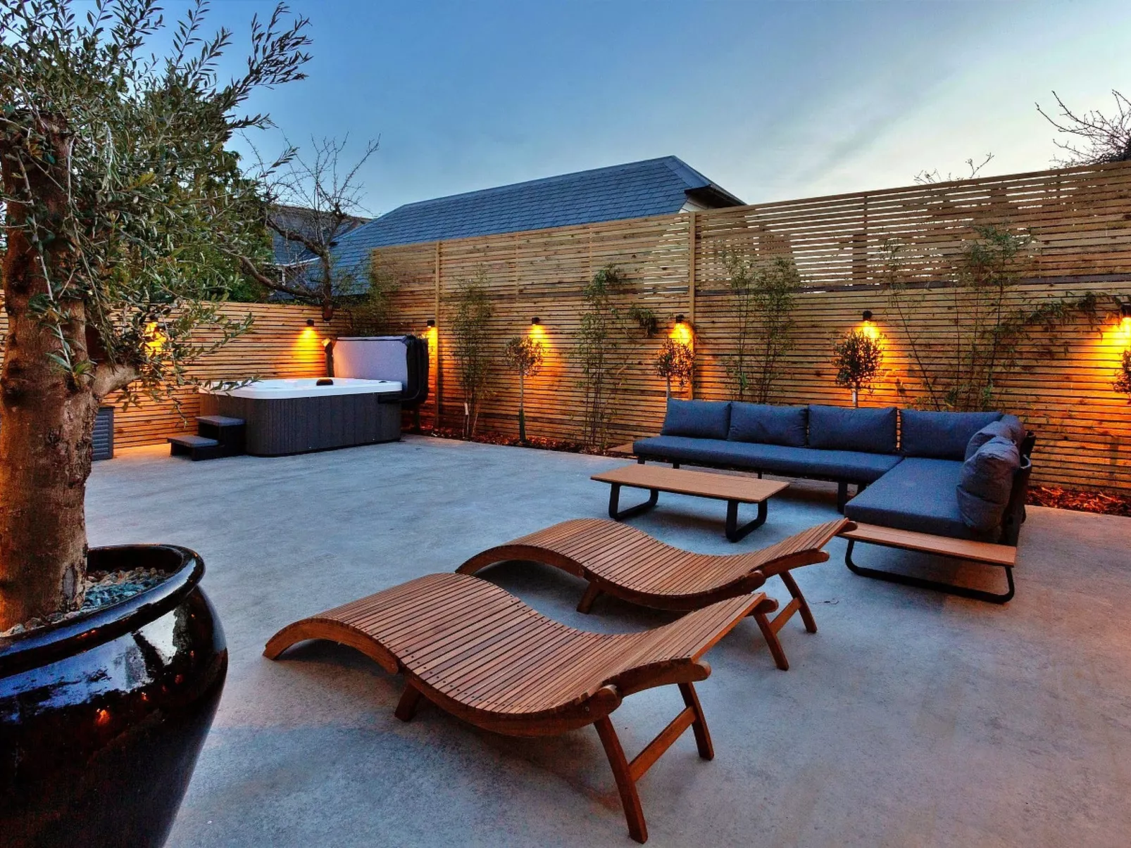 Wesleyan House-Buiten