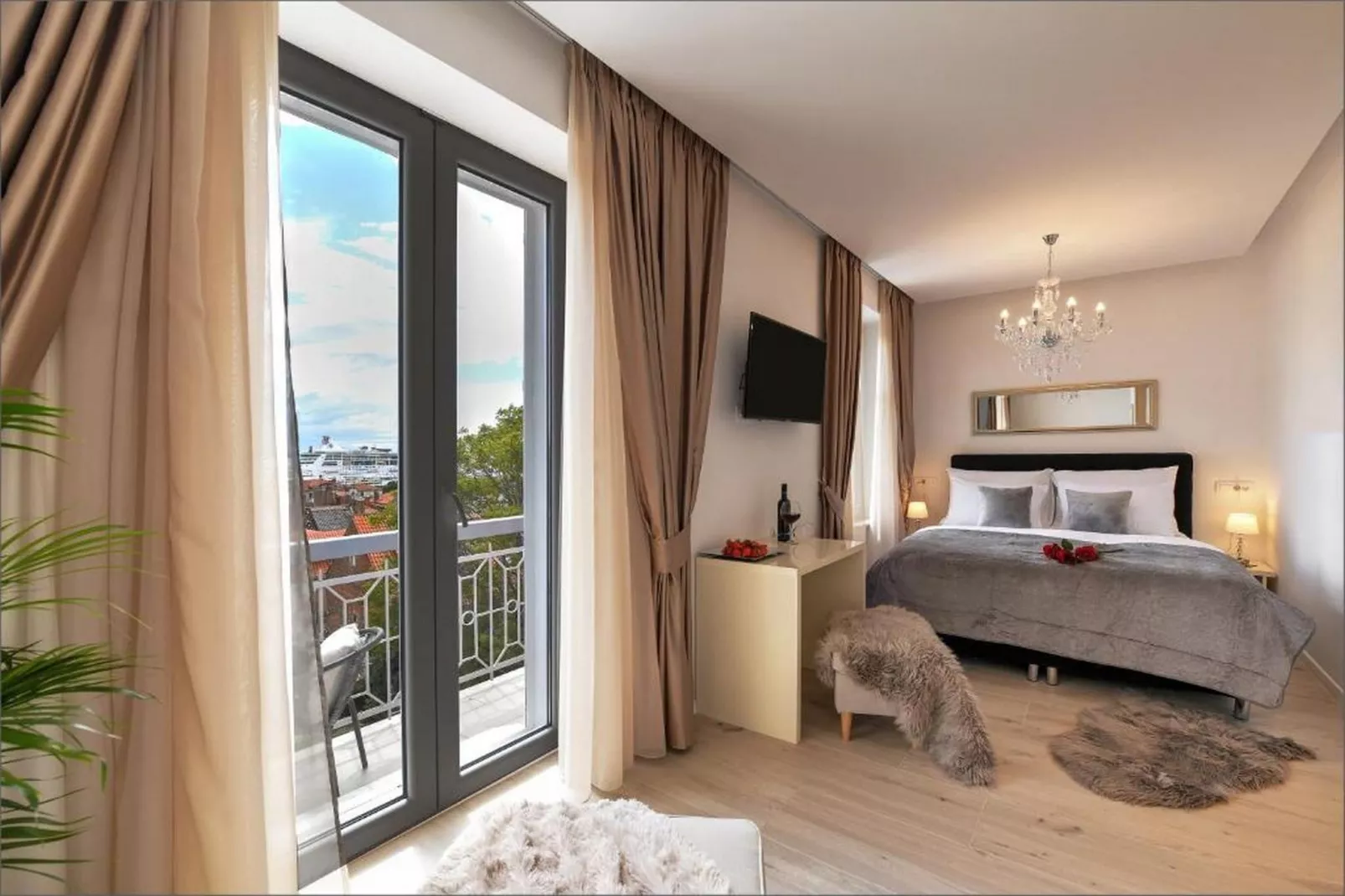 Deluxe Double Room with Balcony and Sea View (1)-Slaapkamer