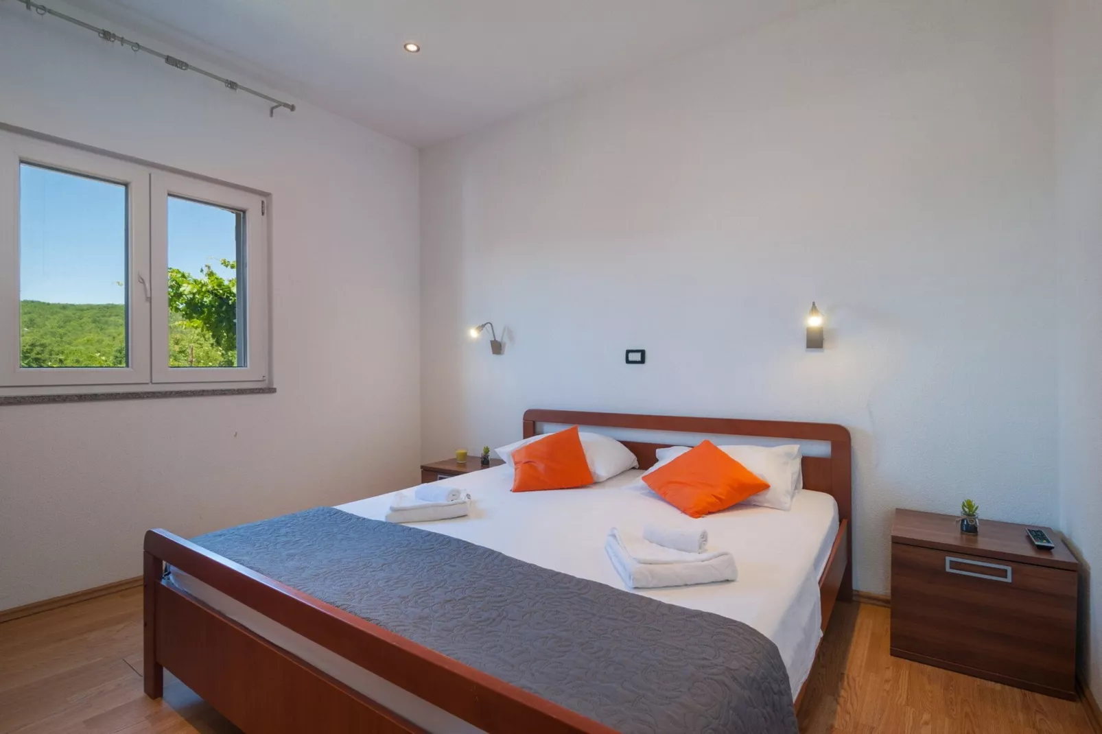 Five-Bedroom Home-Slaapkamer