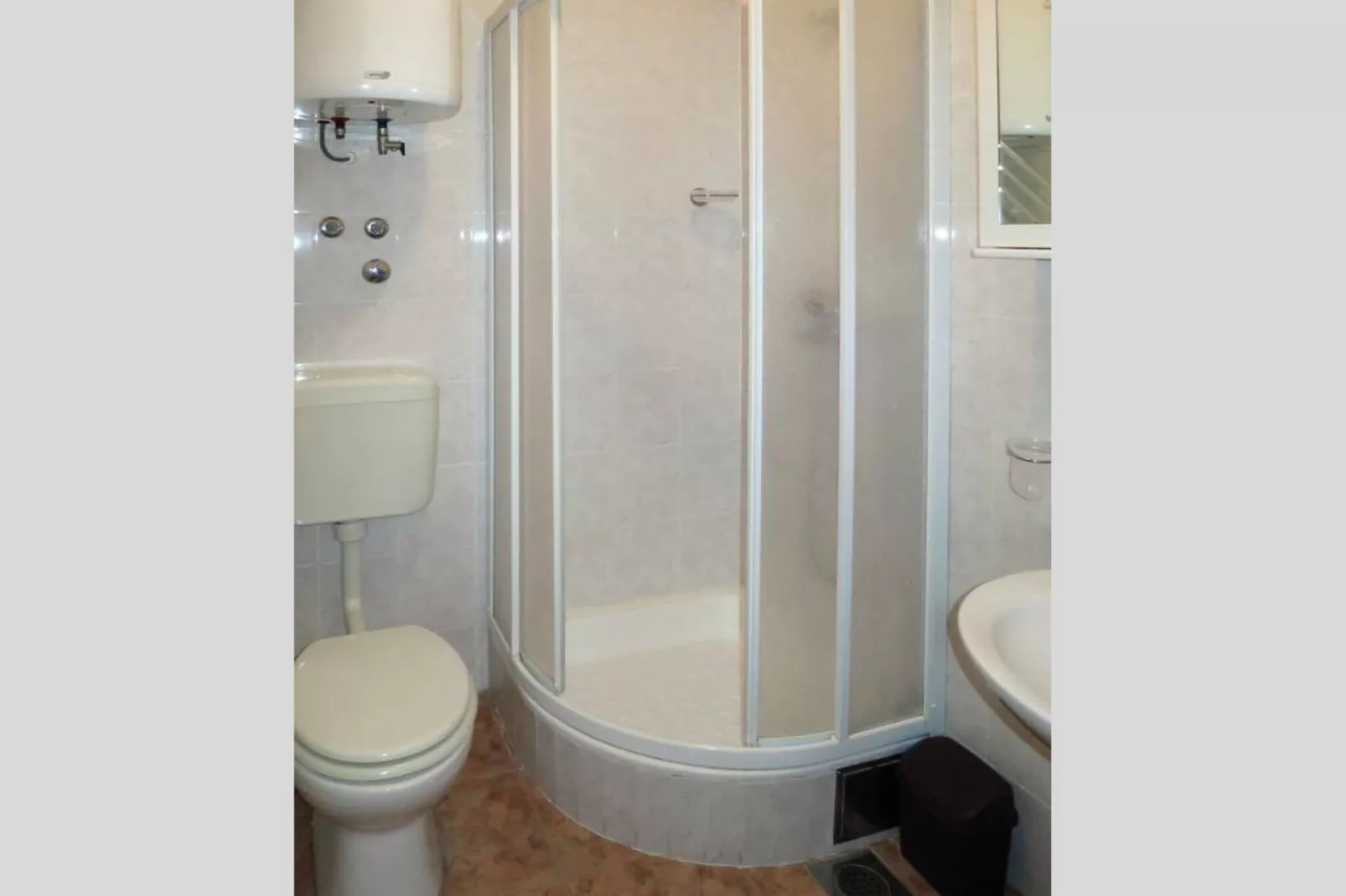 Sea-View Apartments with Pool, Terrace, and Outdoor Lounge in Scenic Čiovo Island - Two Bedroom Apartment (Owner Sollis I)-Badkamer