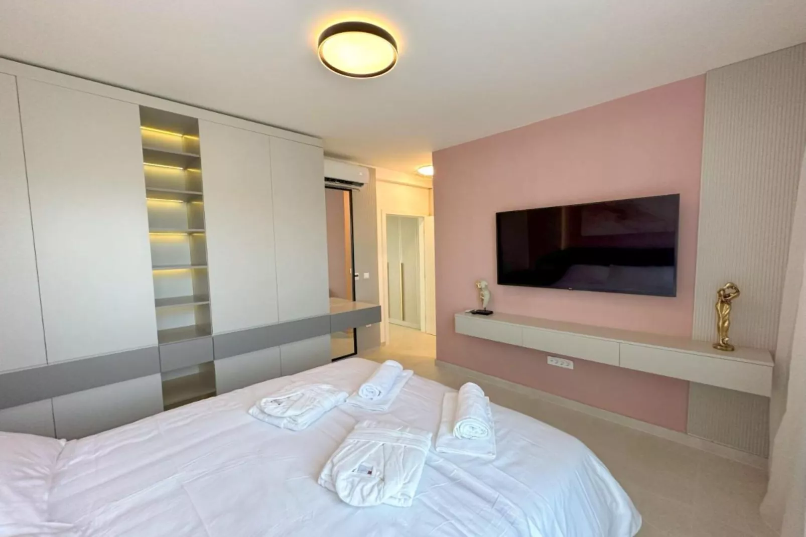 Leonarda Waterfront Residences- Three-Bedroom Penthouse with Infinity Pool (The Skyview Penthouse) - S4-Slaapkamer