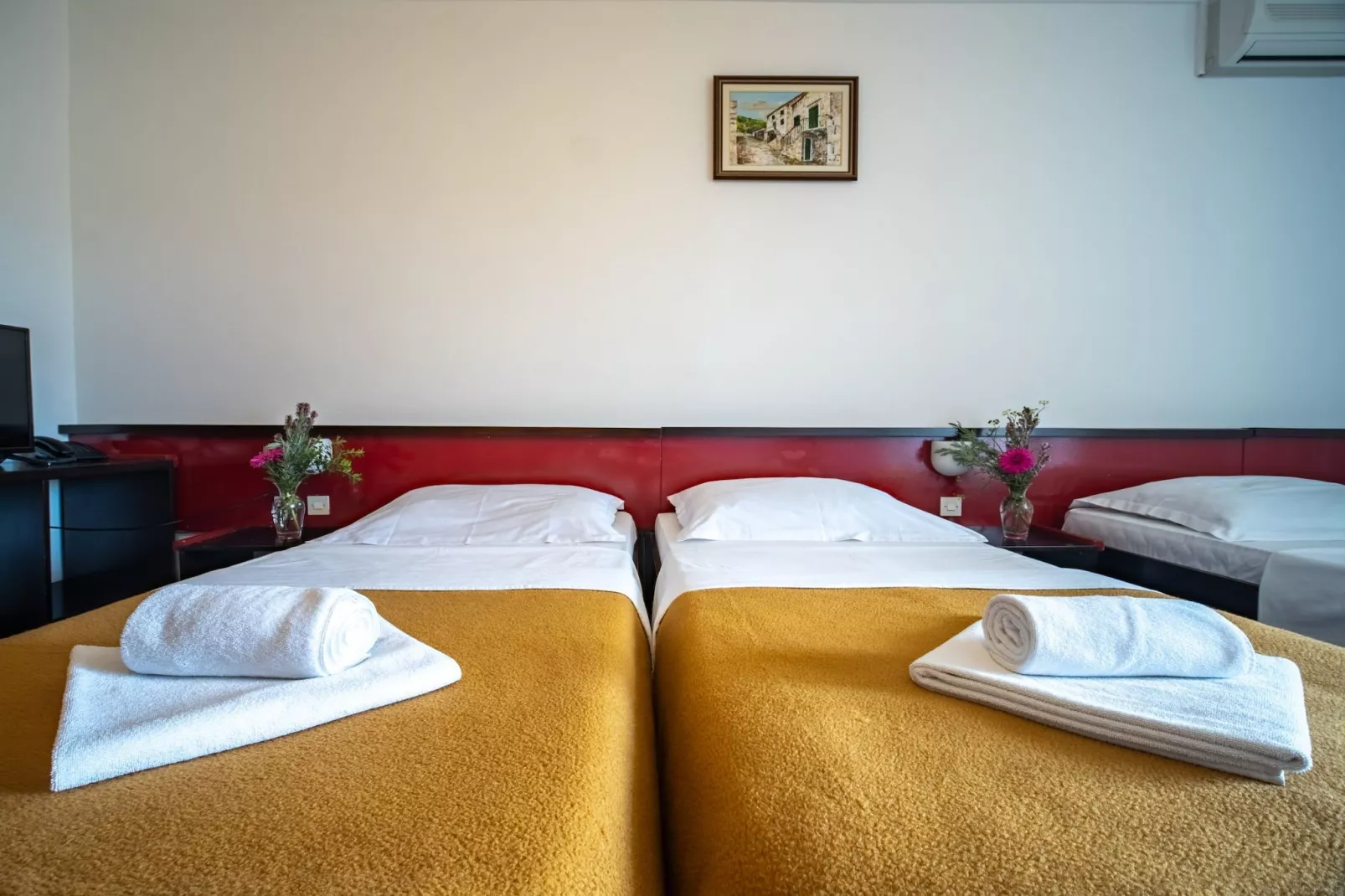 Hotel Issa - Triple Room Sea View-Slaapkamer