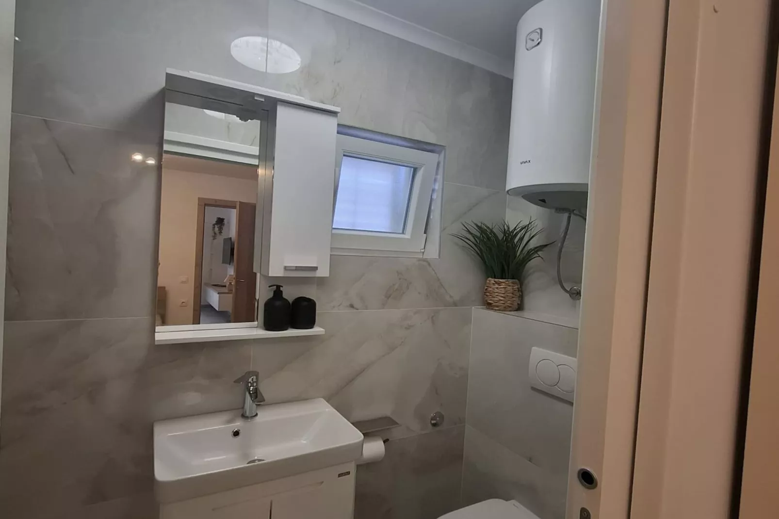 Apartment Jakić - One Bedroom Apartment with Garden View-Badkamer