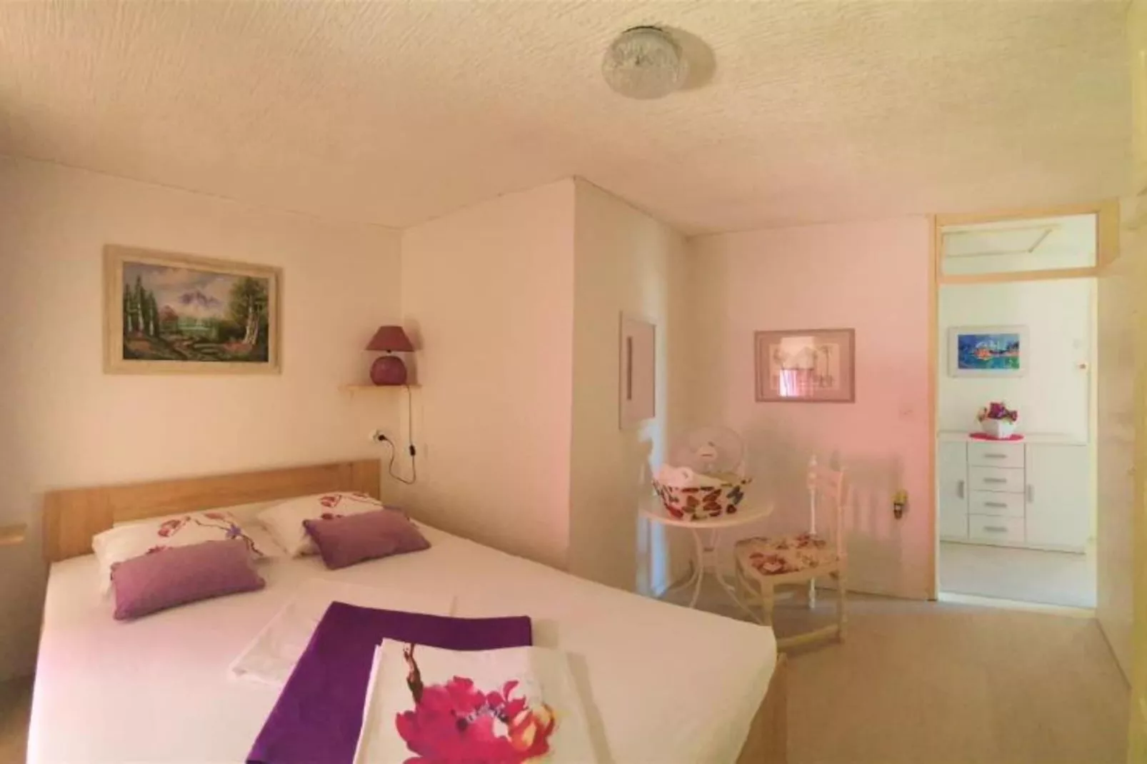 Beach House - 2m from beach - Three Bedroom House-Slaapkamer