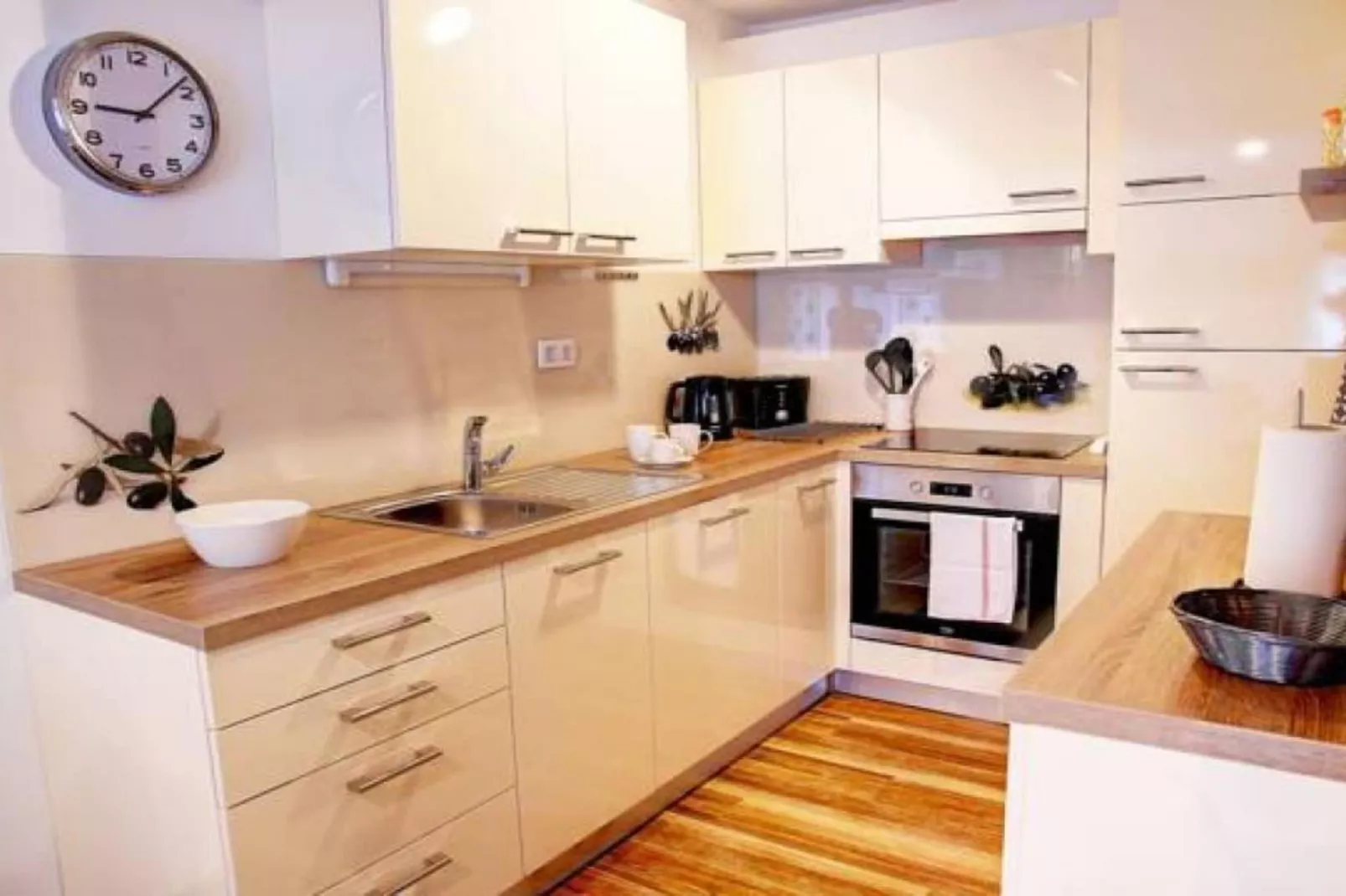 Stylish Retreat with BBQ and Modern Amenities near Terme - Three Bedroom Apartment-Keuken