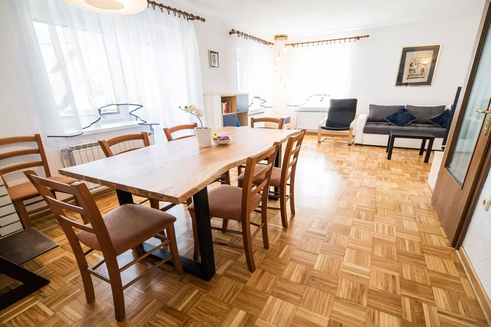 Mountain View Haven Apartments - Two Bedroom Apartment with Balcony-Eetkamer