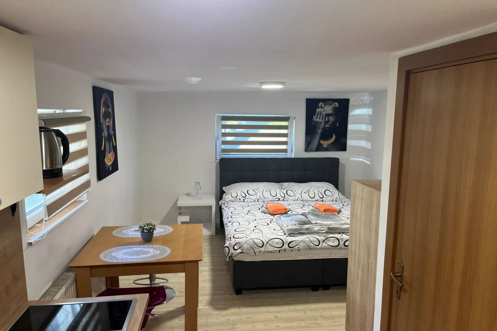 Meadow Tranquil Apartments with Evergreen Garden - Studio Apartment-Slaapkamer