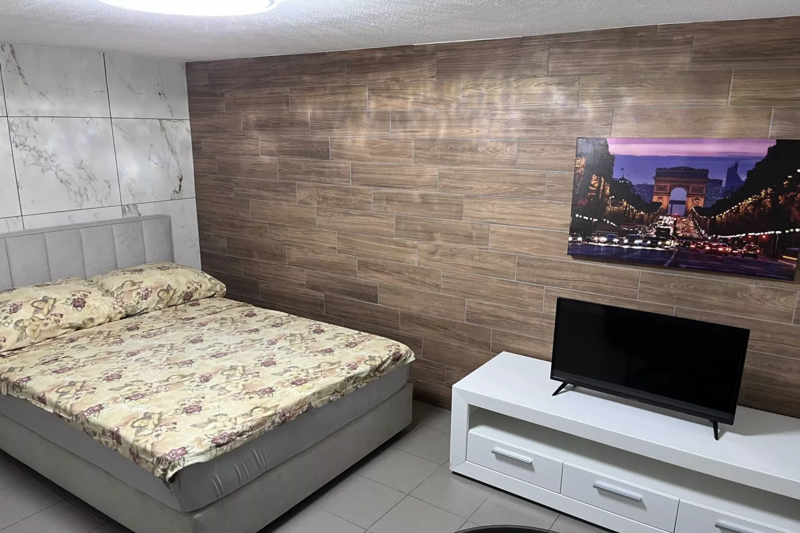 Meadow Tranquil Apartments with Evergreen Garden - One Bedroom Apartment-Slaapkamer