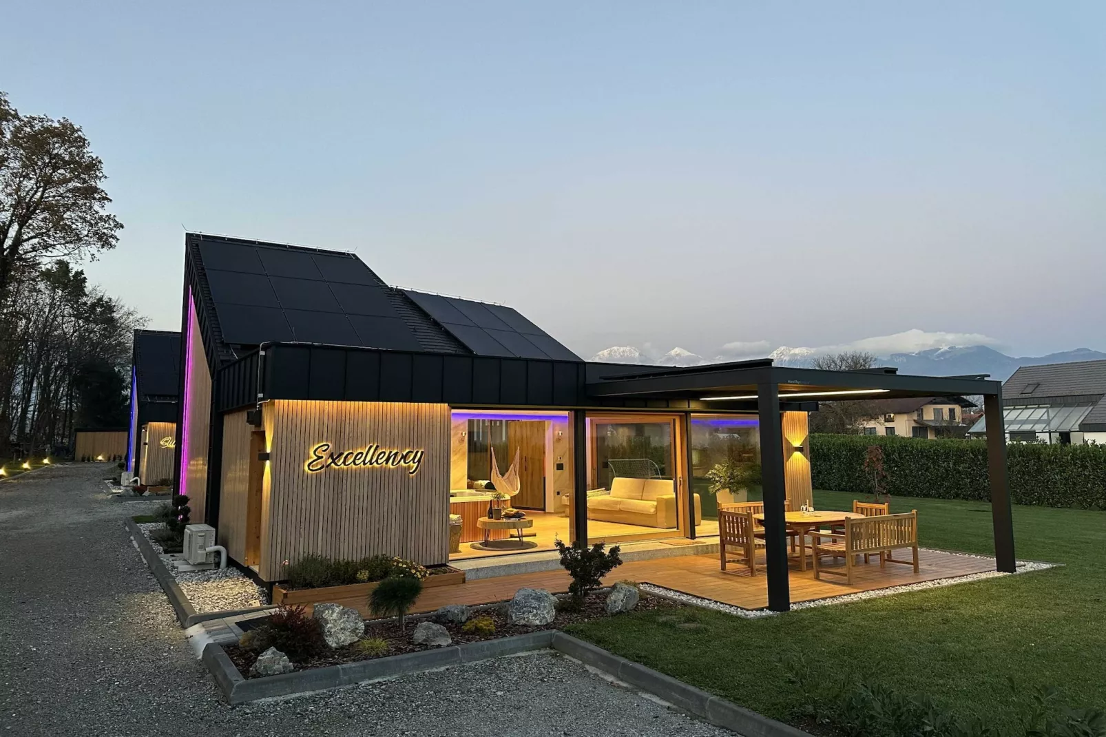 Elegant Warm Bliss Hideaway Escape Lodge - Holiday Home with Hot-Tub and Sauna (owner Excellency)-Buitenlucht