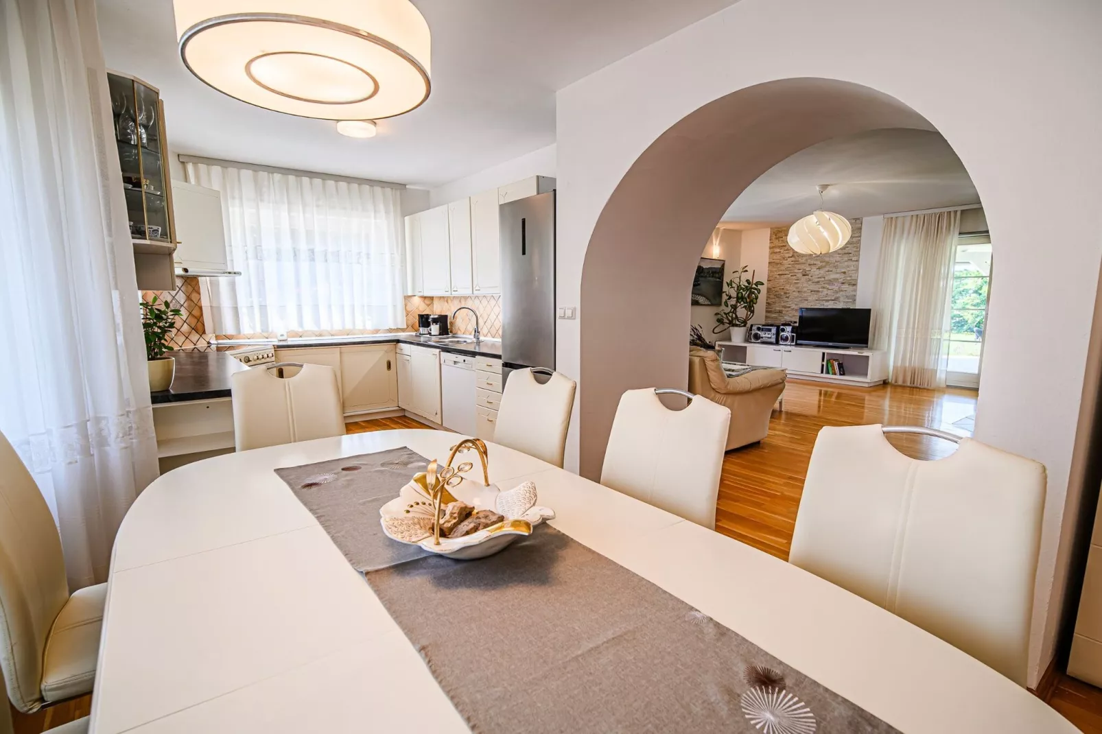 Stunning Rural Holiday Home with Garden and BBQ -  Four Bedroom Holiday Home-Eetkamer