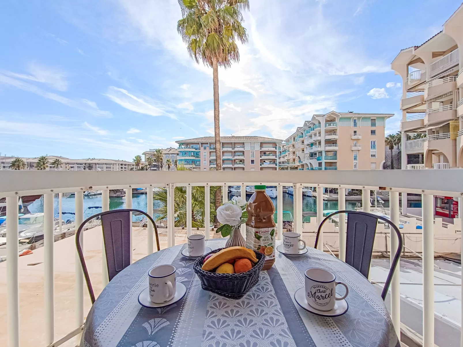 Port d'Attache-Buiten