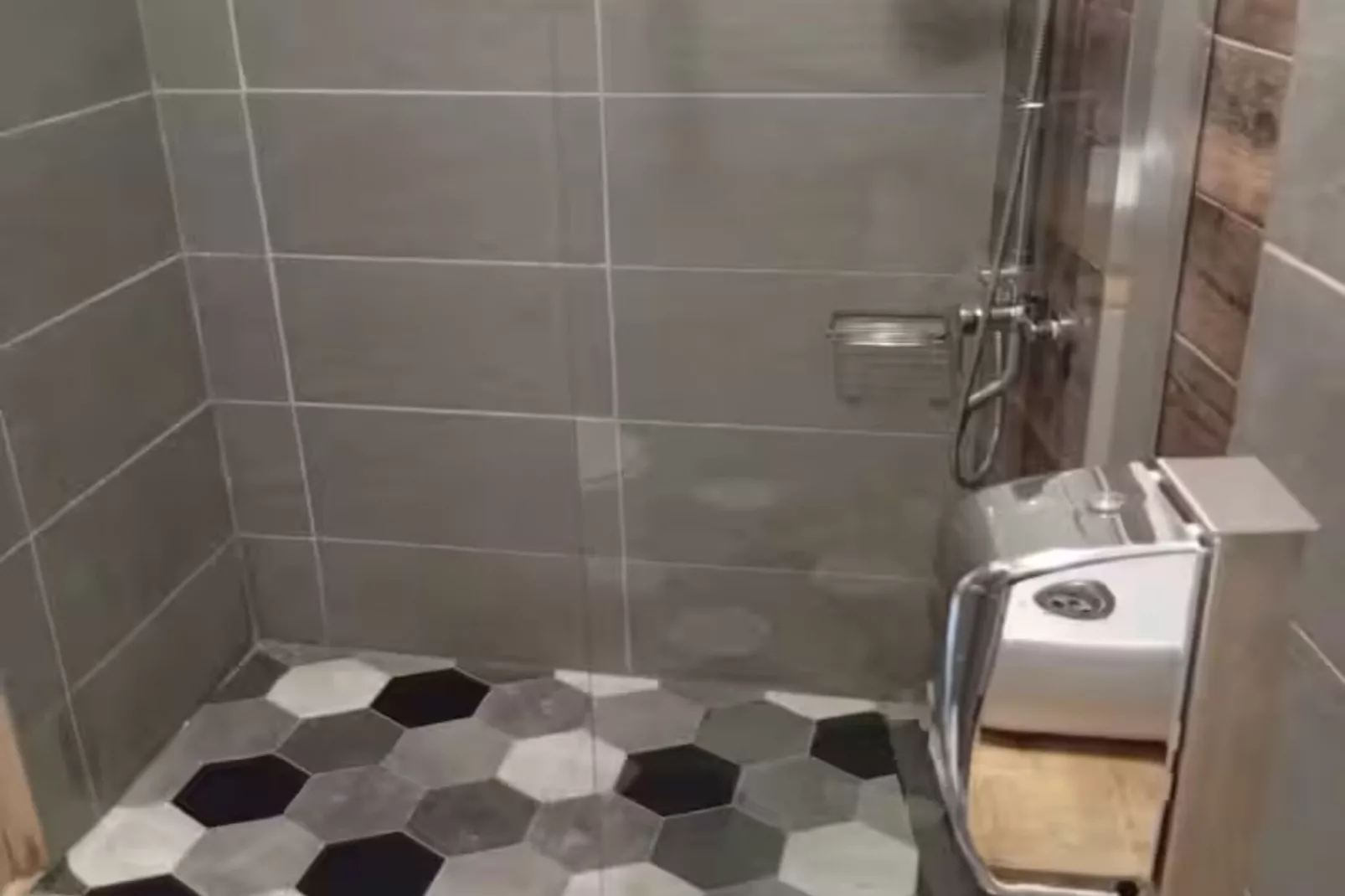 Quardruple Room 1-Badkamer