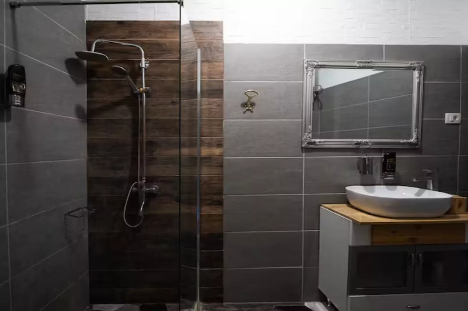 Six-bed room 2-Badkamer