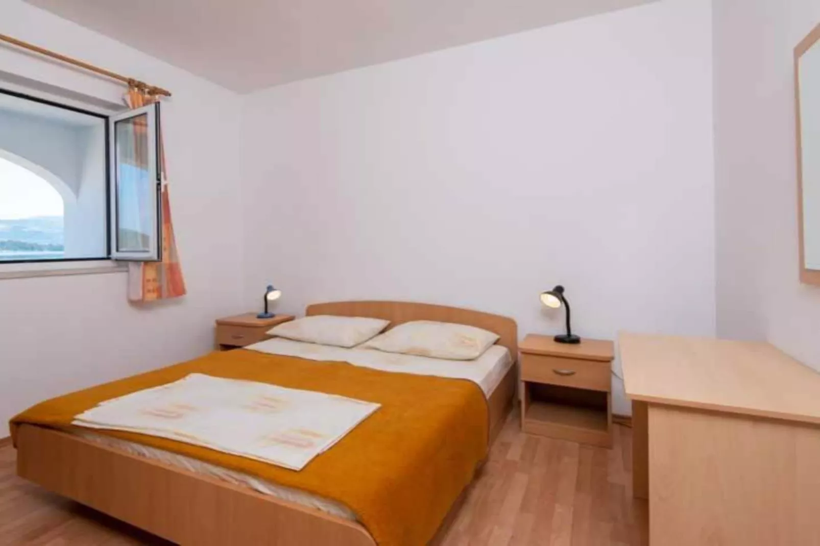 Spacious and Cozy Seafront Apartments - One Bedroom Apartment with Terrace and Sea View-Slaapkamer