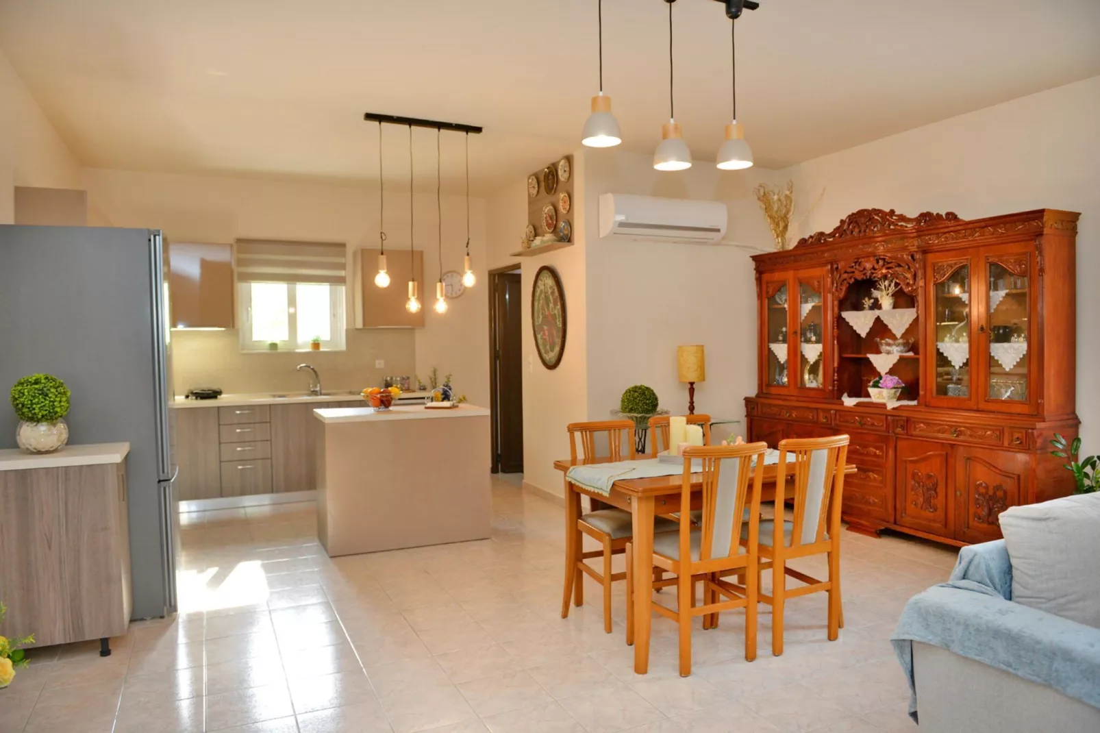 Villa Zambaka-Eetkamer