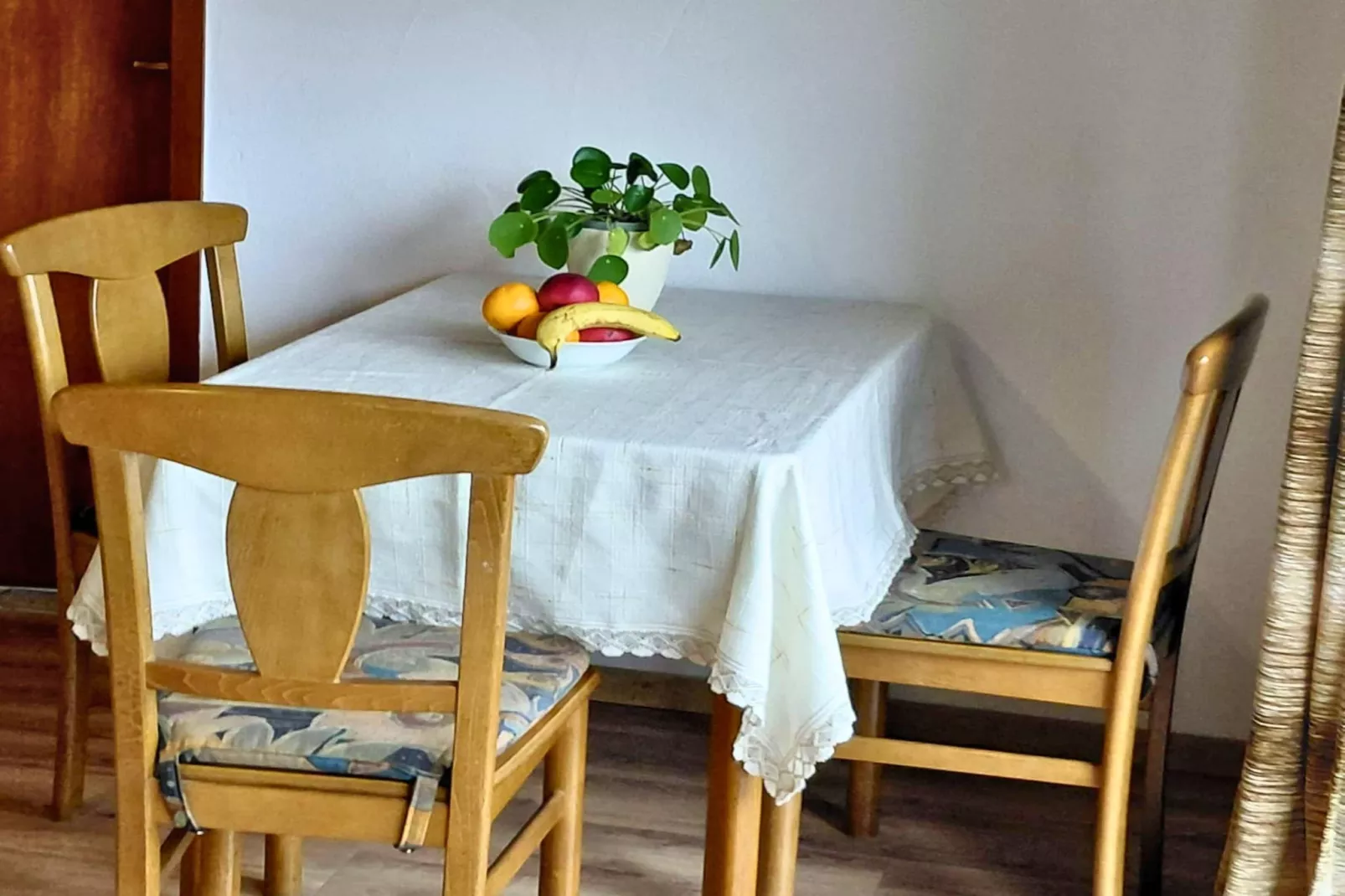 Ferienhaus Birresborn-Woonkamer