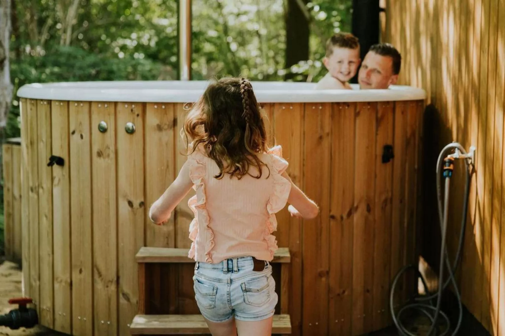 Happy bee lodge l 5 persons-Uitzicht zomer