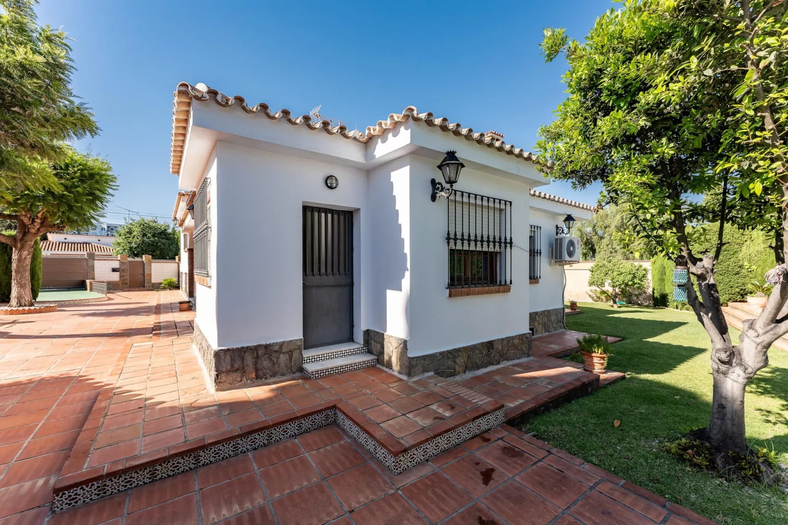 CT 387 - Faro's Villa Lola en Churriana - Málaga-Buitenkant zomer