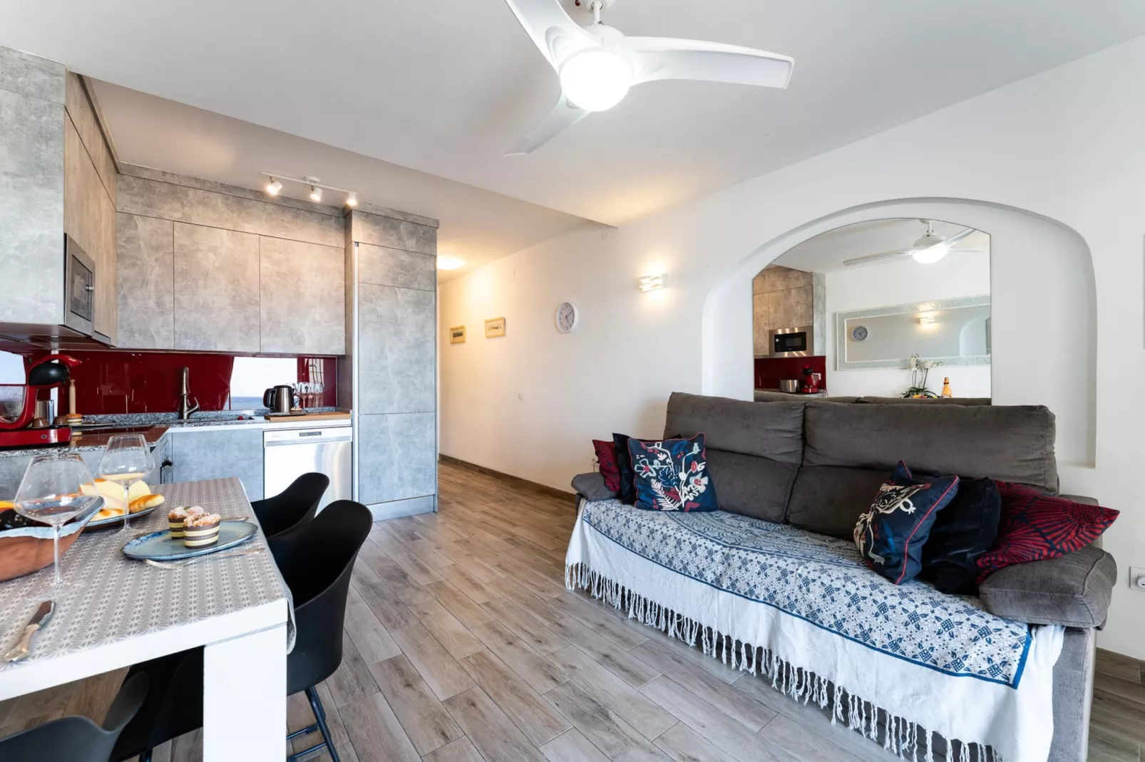 CT 399 - Faro's Beachfront Apartment in Calahonda-Woonkamer