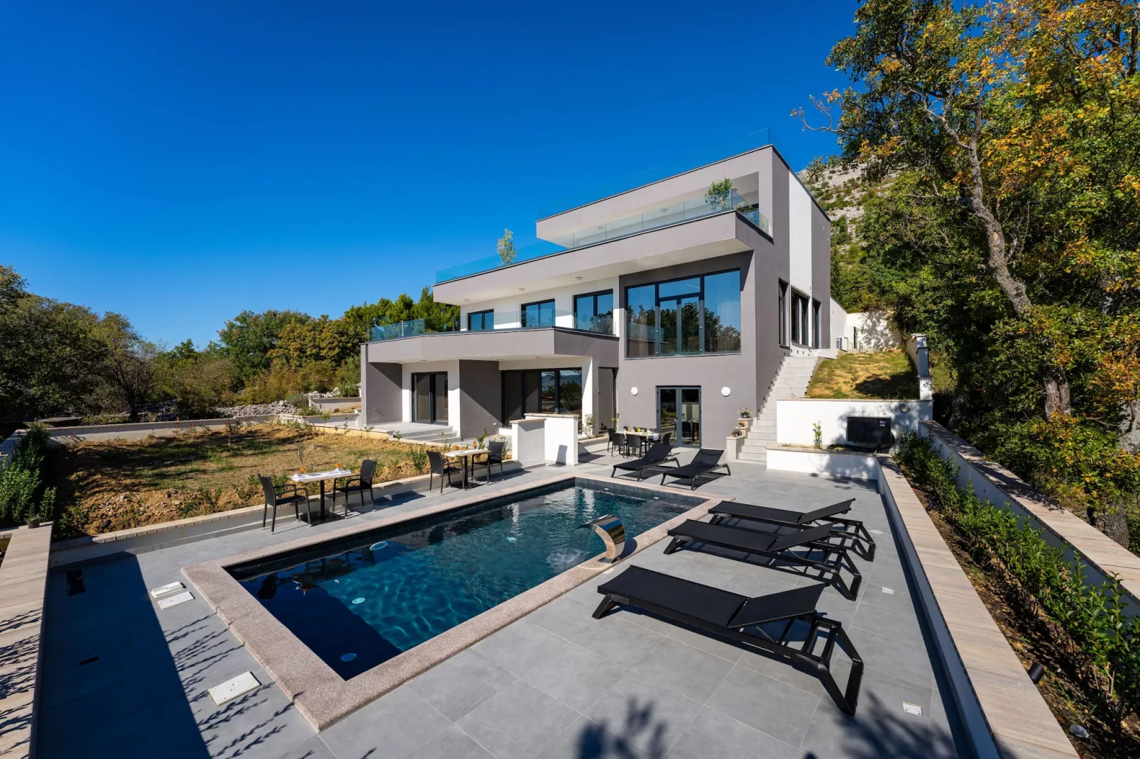 Sea view Villa Senti-Buitenkant zomer