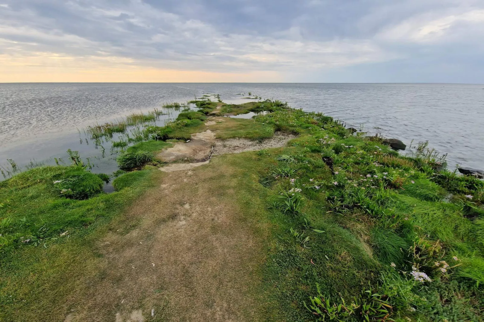 Gezellige kustschuilplaats in Hojer-By Traum-Waterzicht