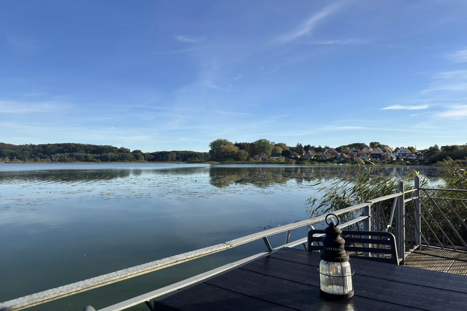 Bootshaus direkt am See mit eigenem Steg-Terrasbalkon