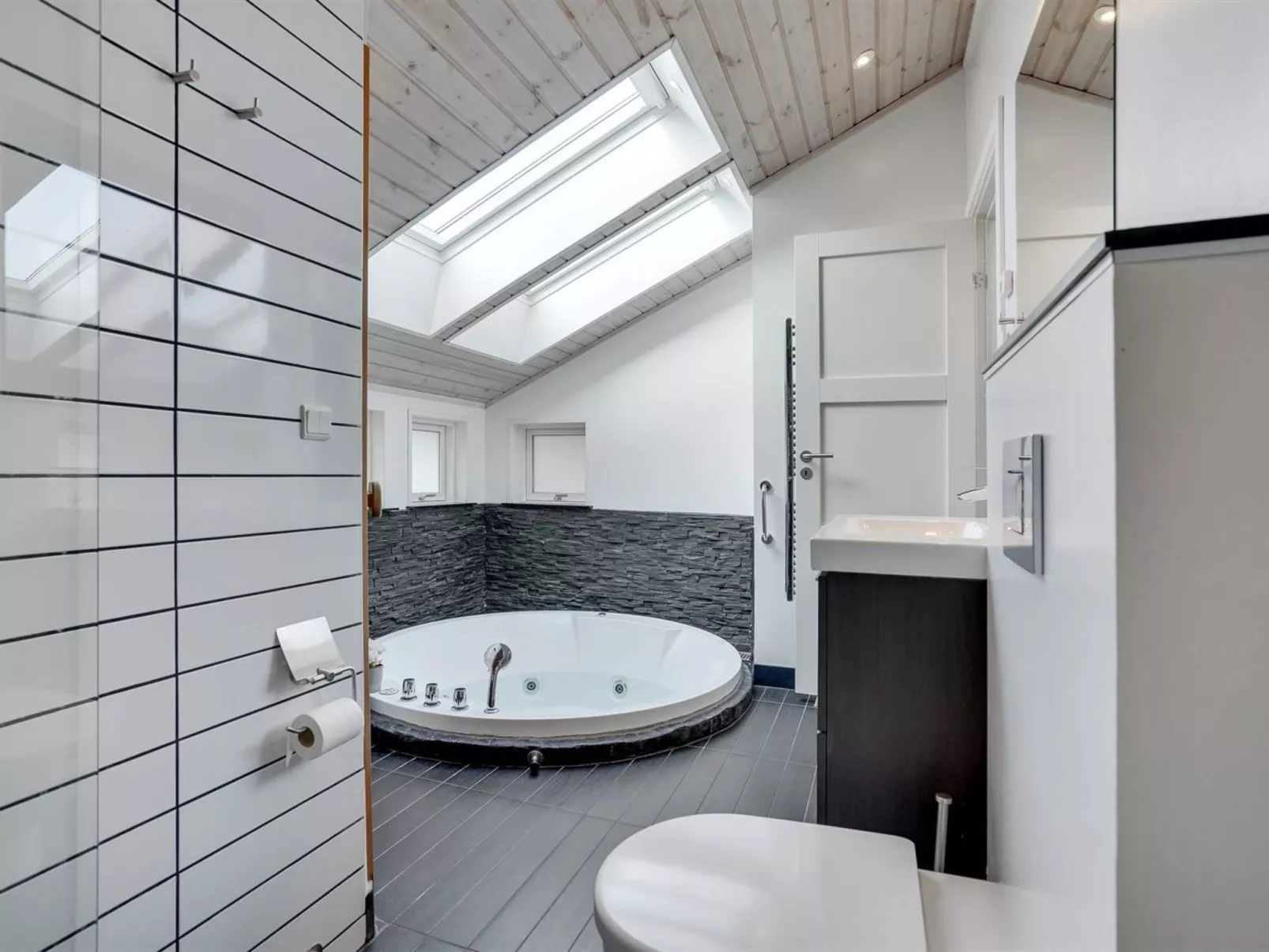 "Nyalle" - 1.3km from the sea-Binnen