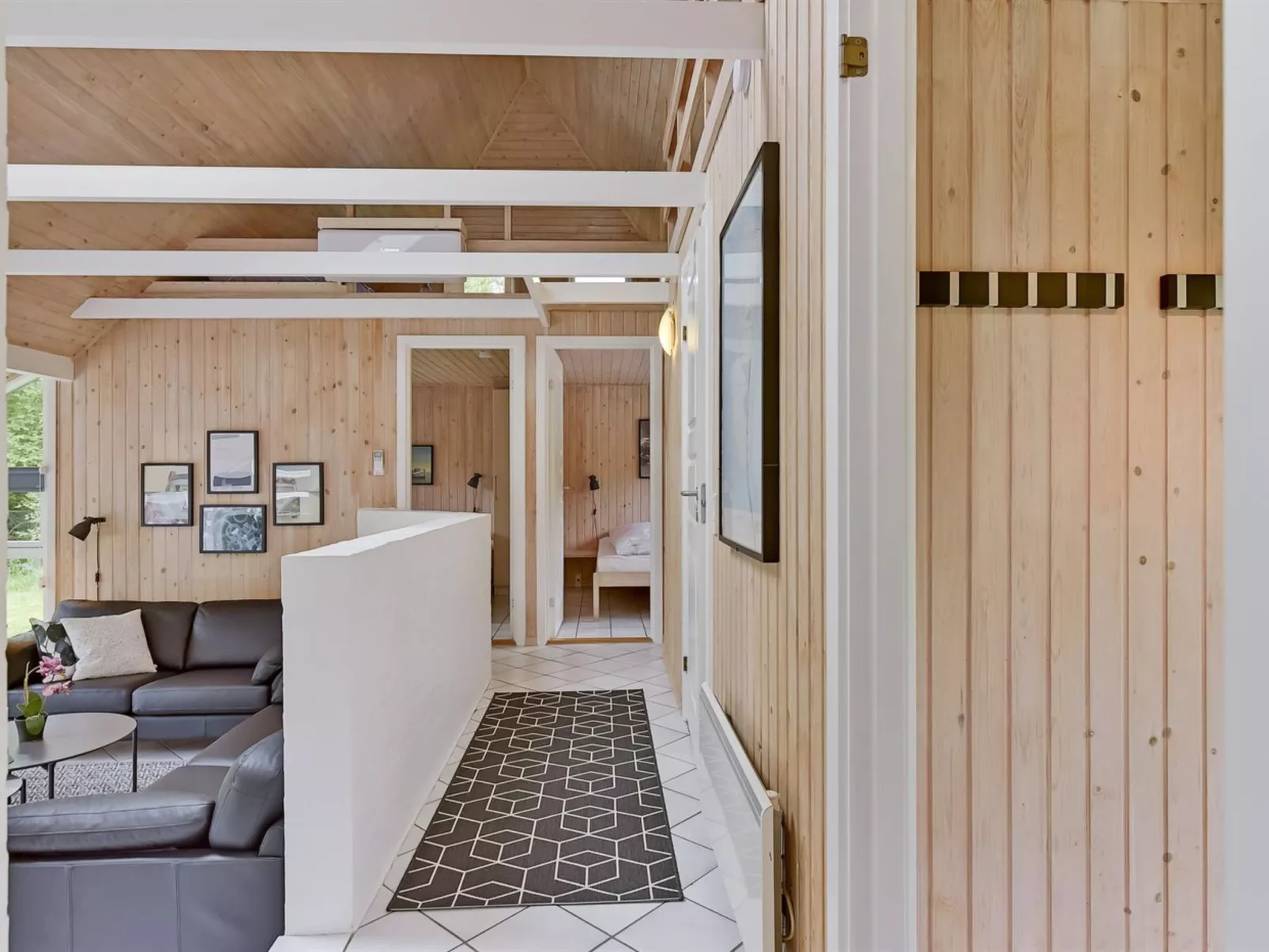 "Ellanor" - 1km from the sea-Binnen