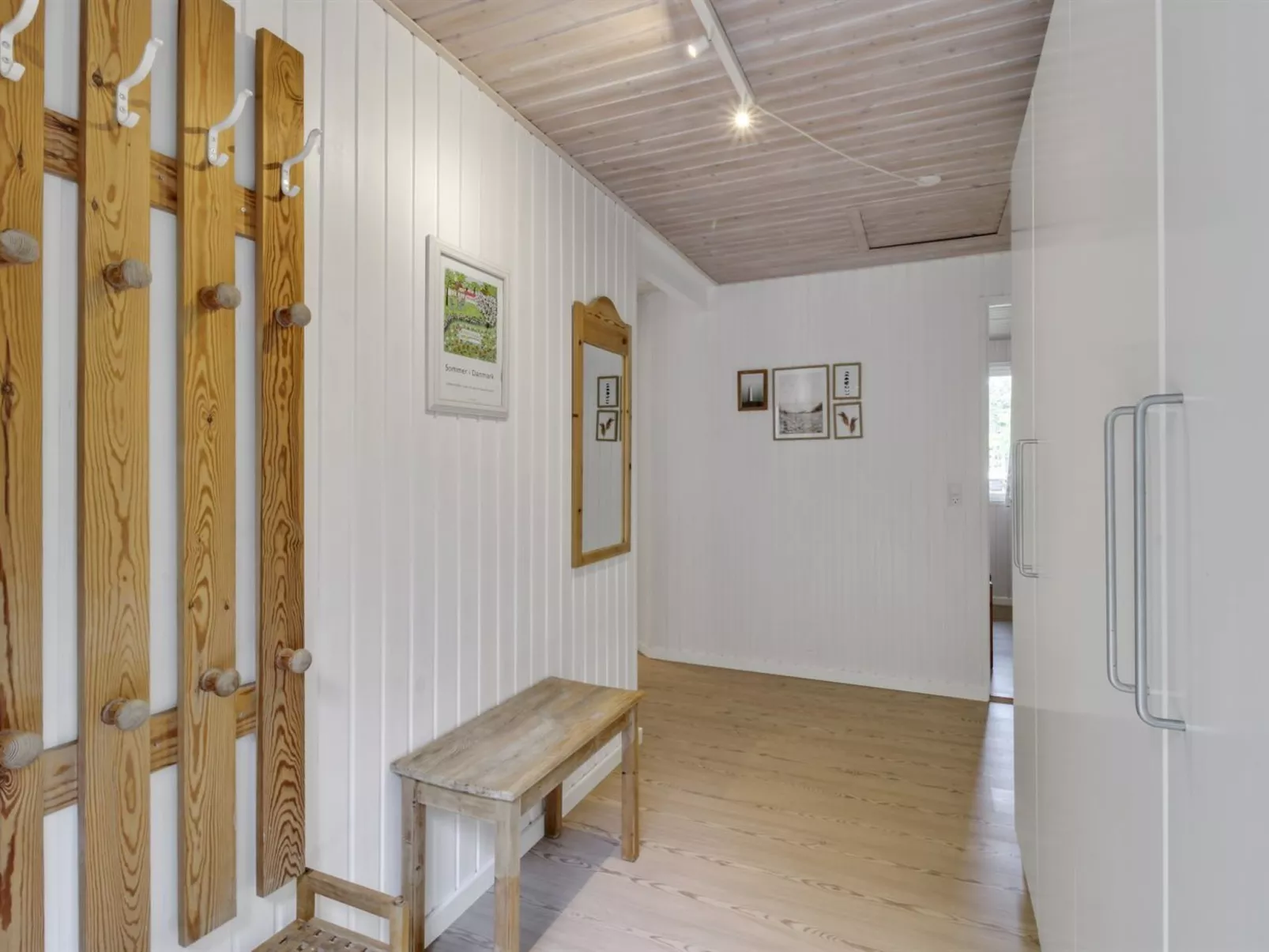 "Chrissie" - 150m from the sea-Binnen