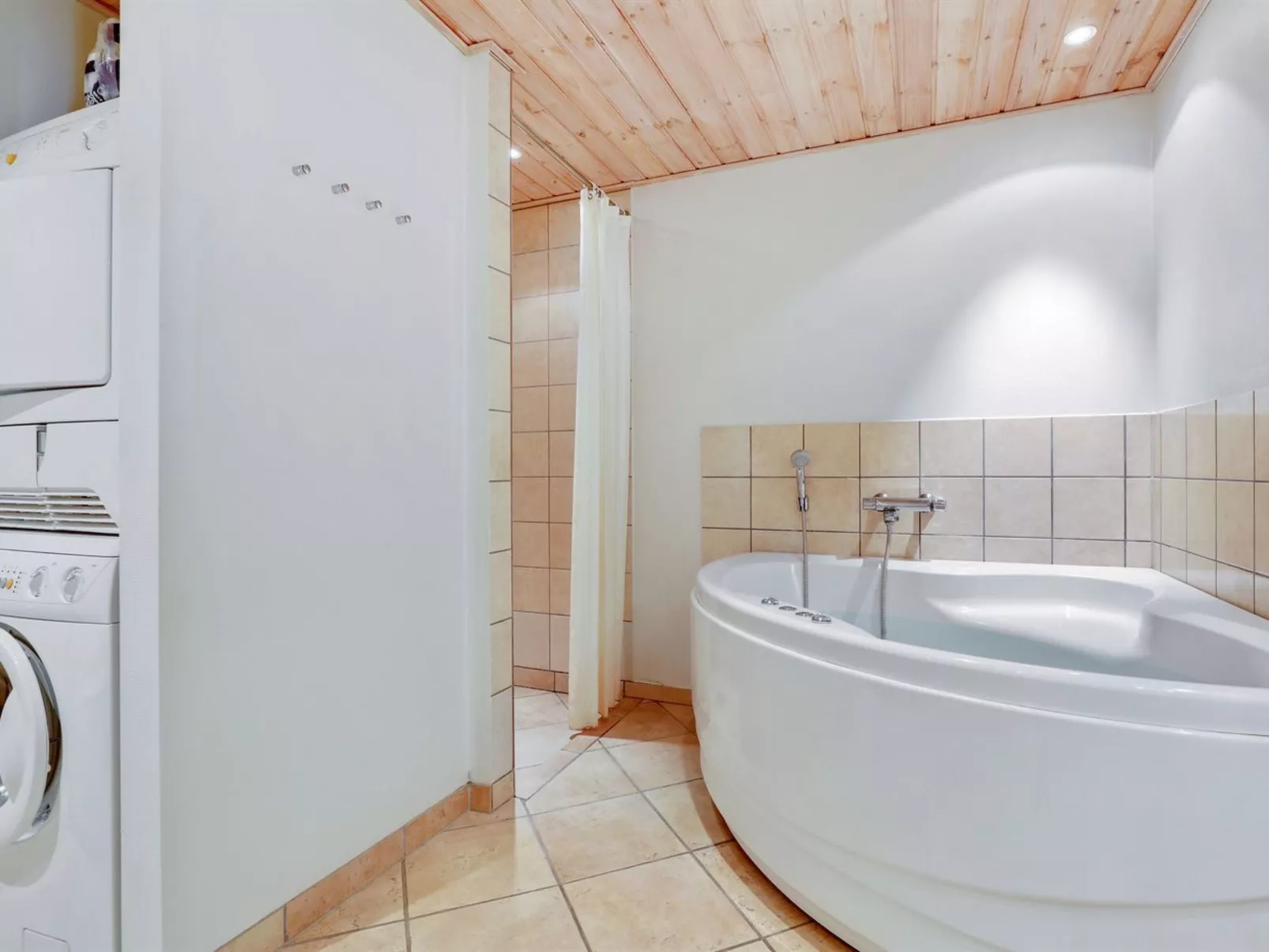 "Halldora" - 10m from the sea-Binnen