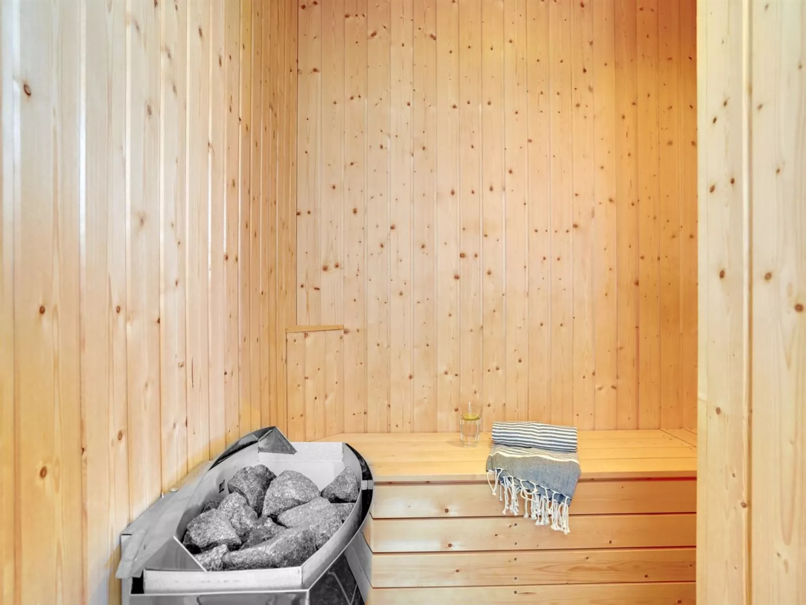 "Dagne" - 400m to the fjord-Binnen