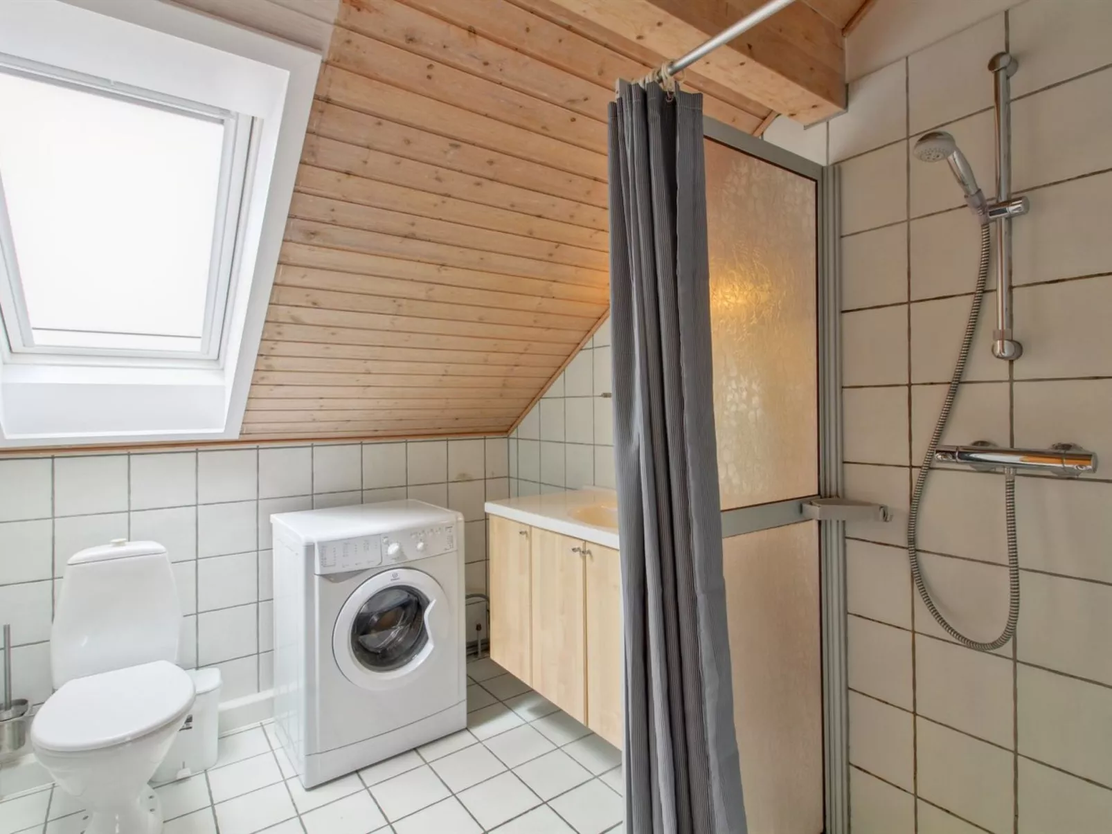 "Rebus" - 2.3km from the sea - Binnen