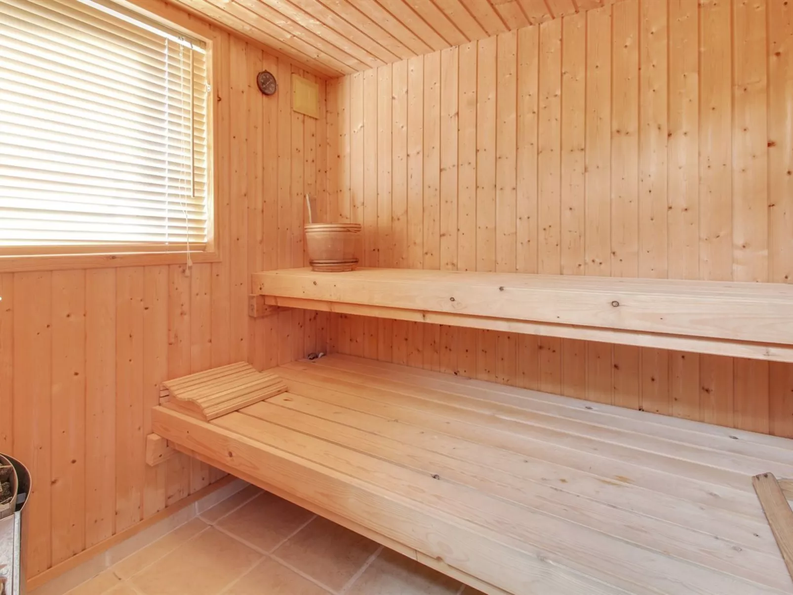 "Allydia" - 400m from the sea-Binnen