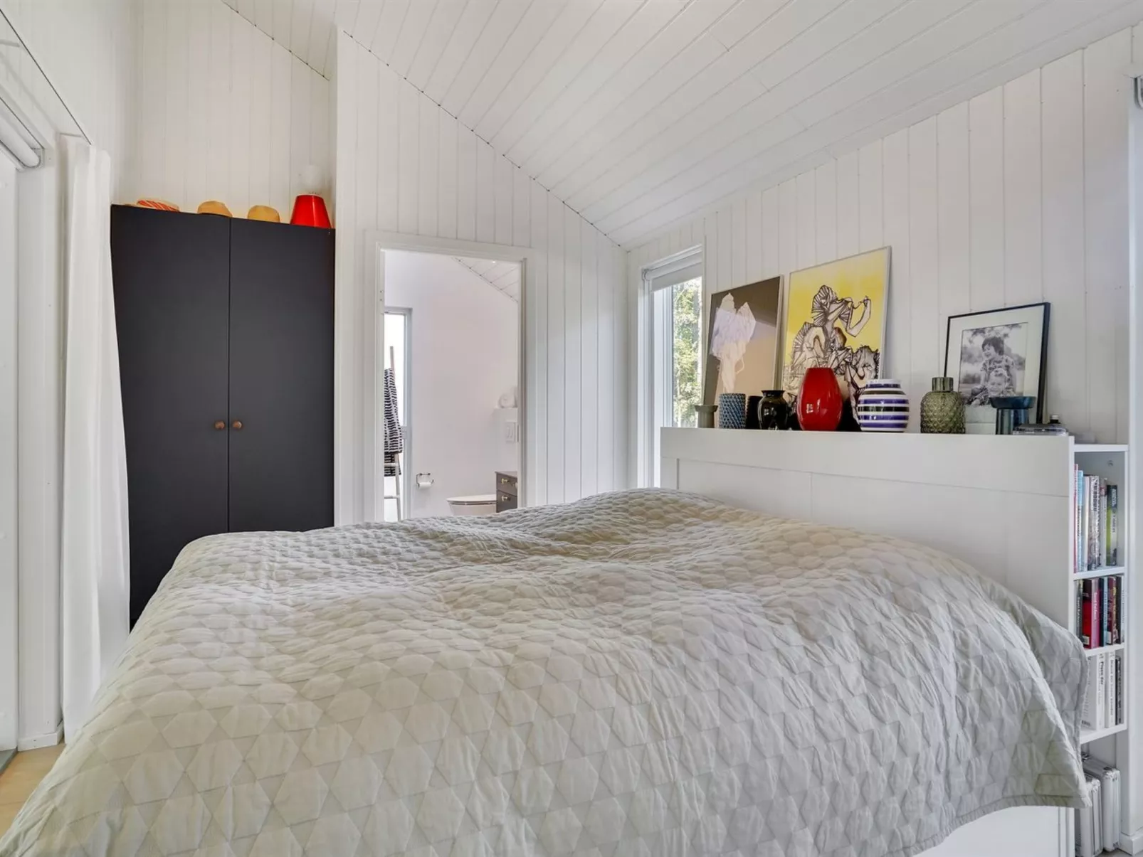 "Iwa" - 475m from the sea-Binnen