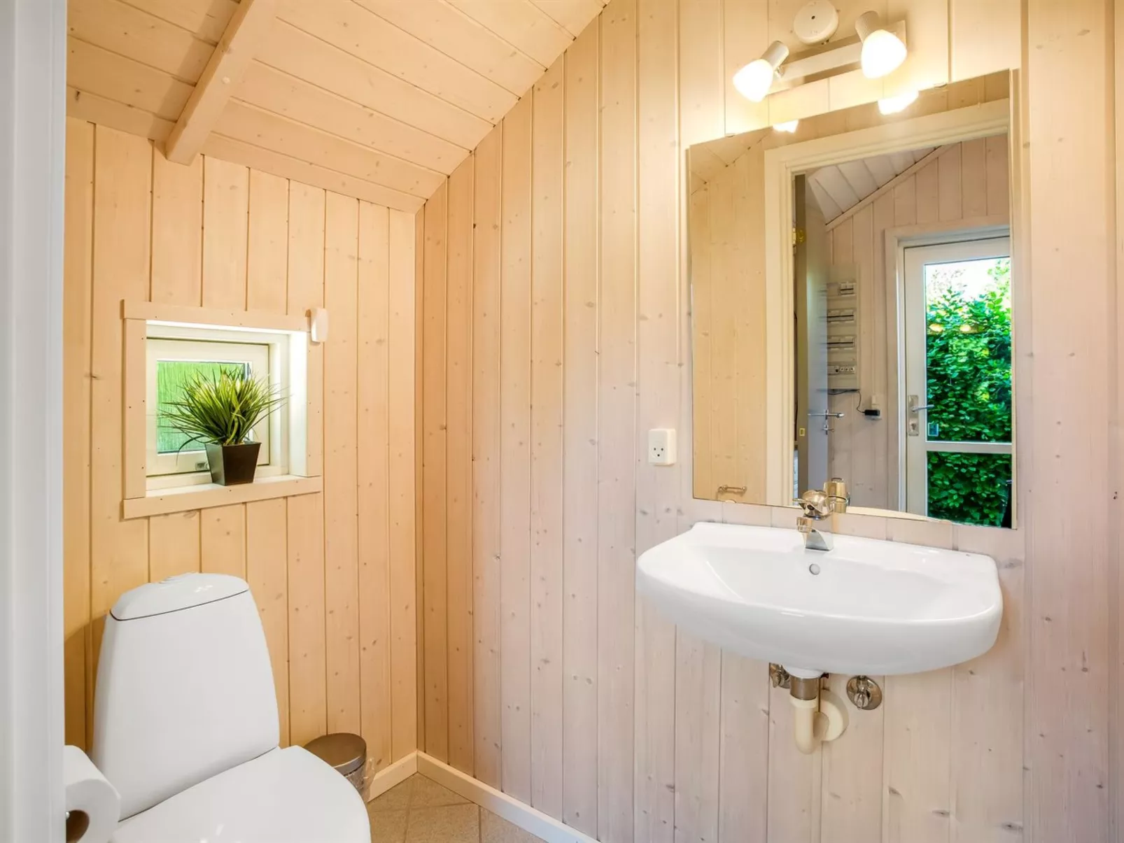 "Isving" - 1.1km to the fjord-Binnen