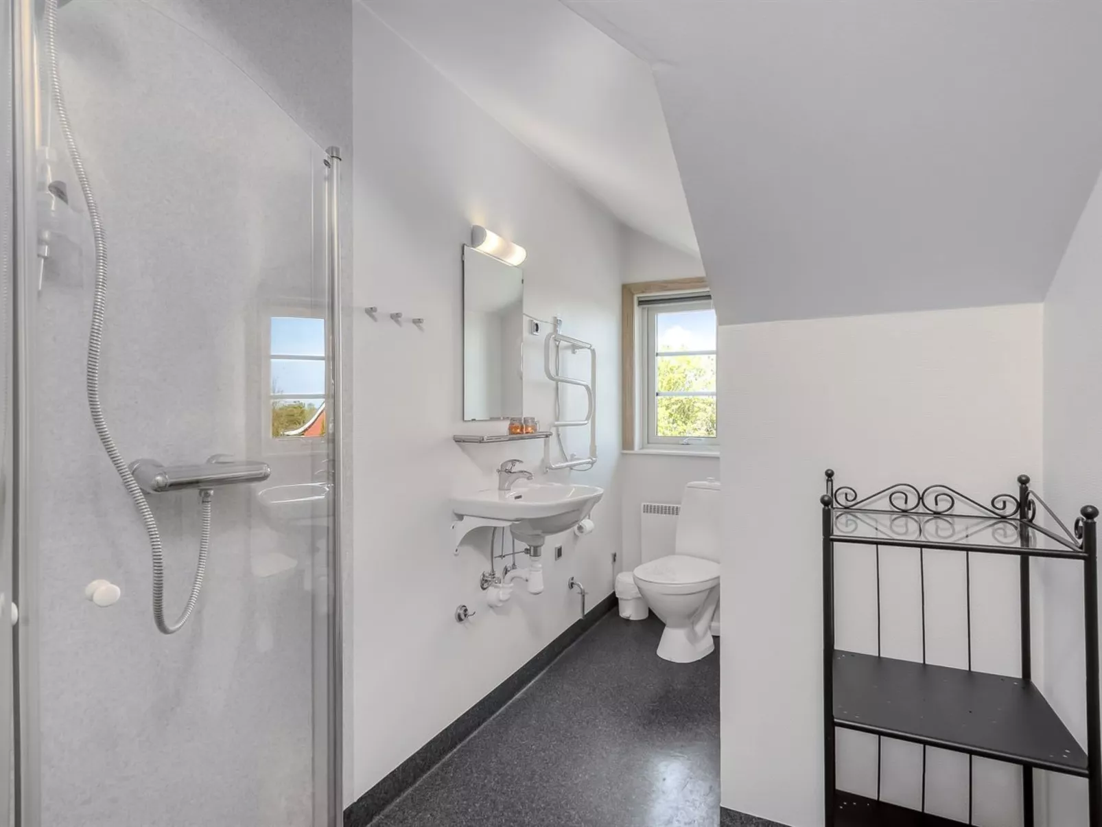 "Adelia" - 850m to the fjord-Binnen