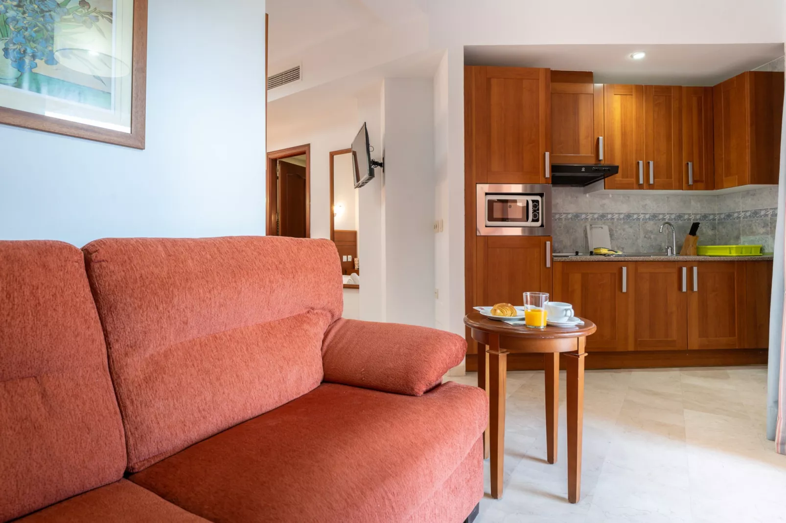 CT 240 - Beachfront Apartment -Don Juan Manilva-Woonkamer