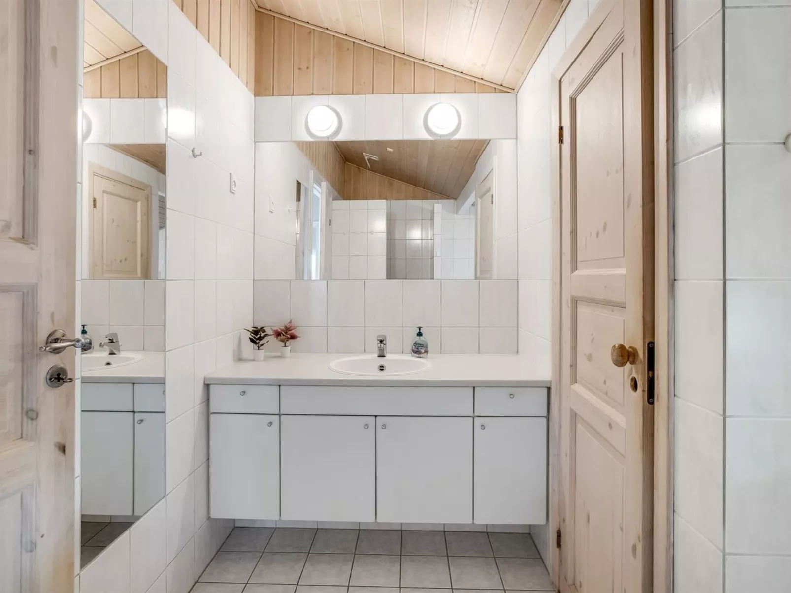 "Tineke" - 800m from the sea-Binnen