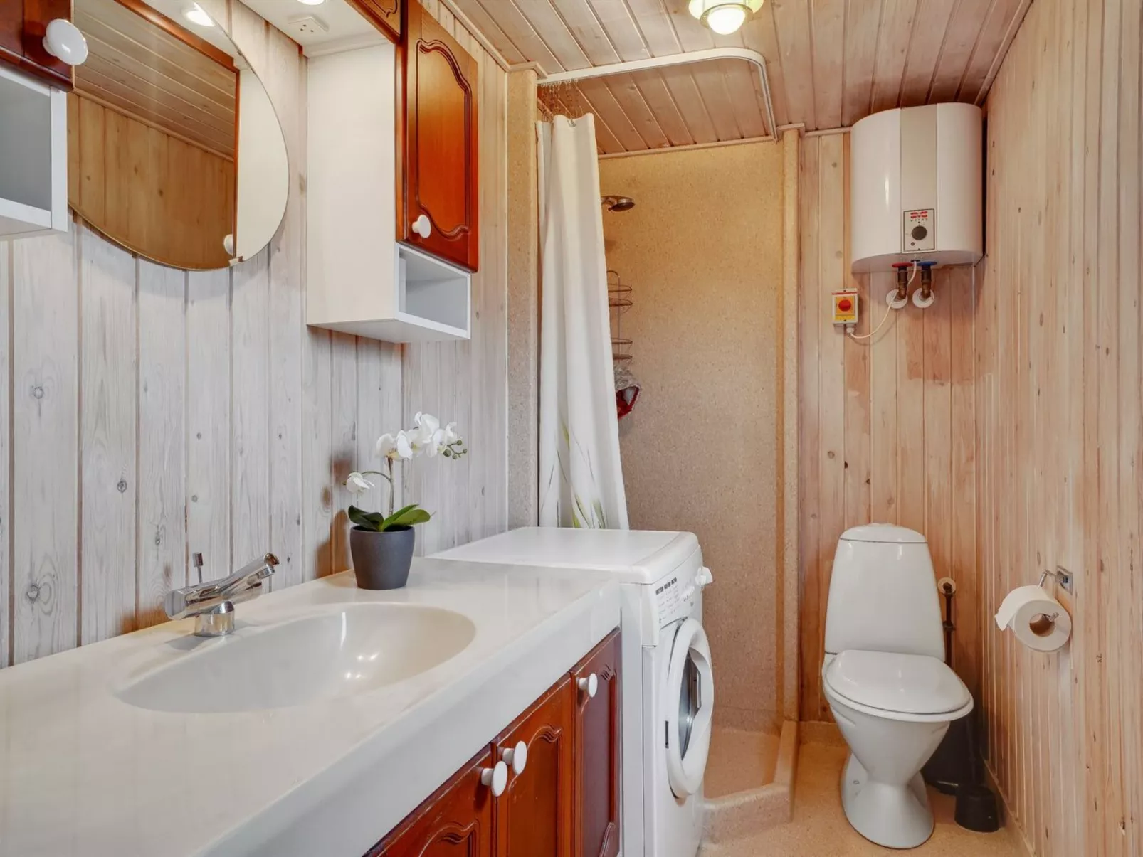 "Ormar" - 100m to the fjord-Binnen