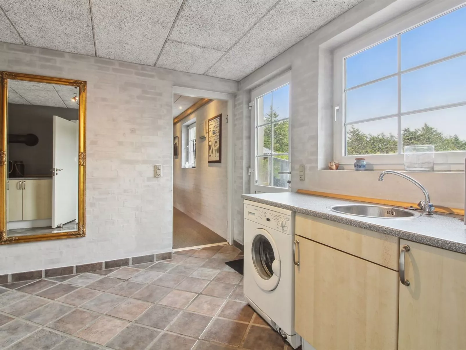 "Law" - 400m from the sea-Binnen