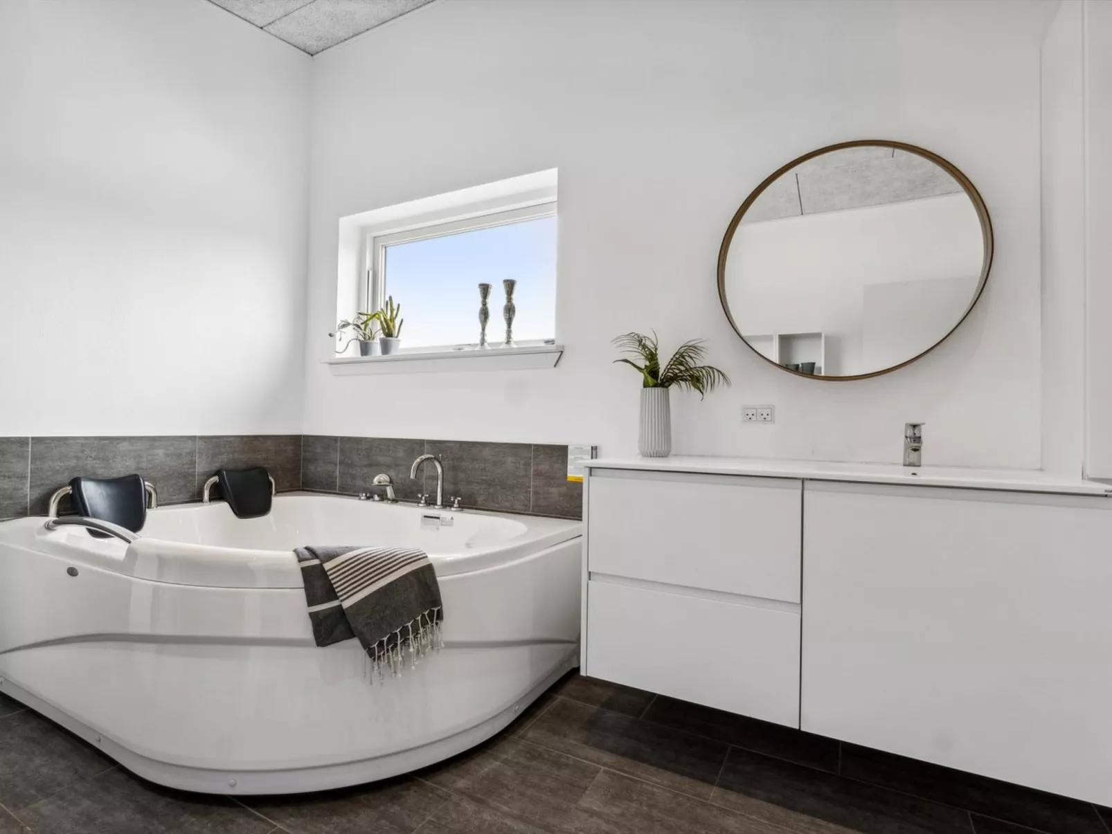 "Ingebrit" - 1.4km from the sea-Binnen