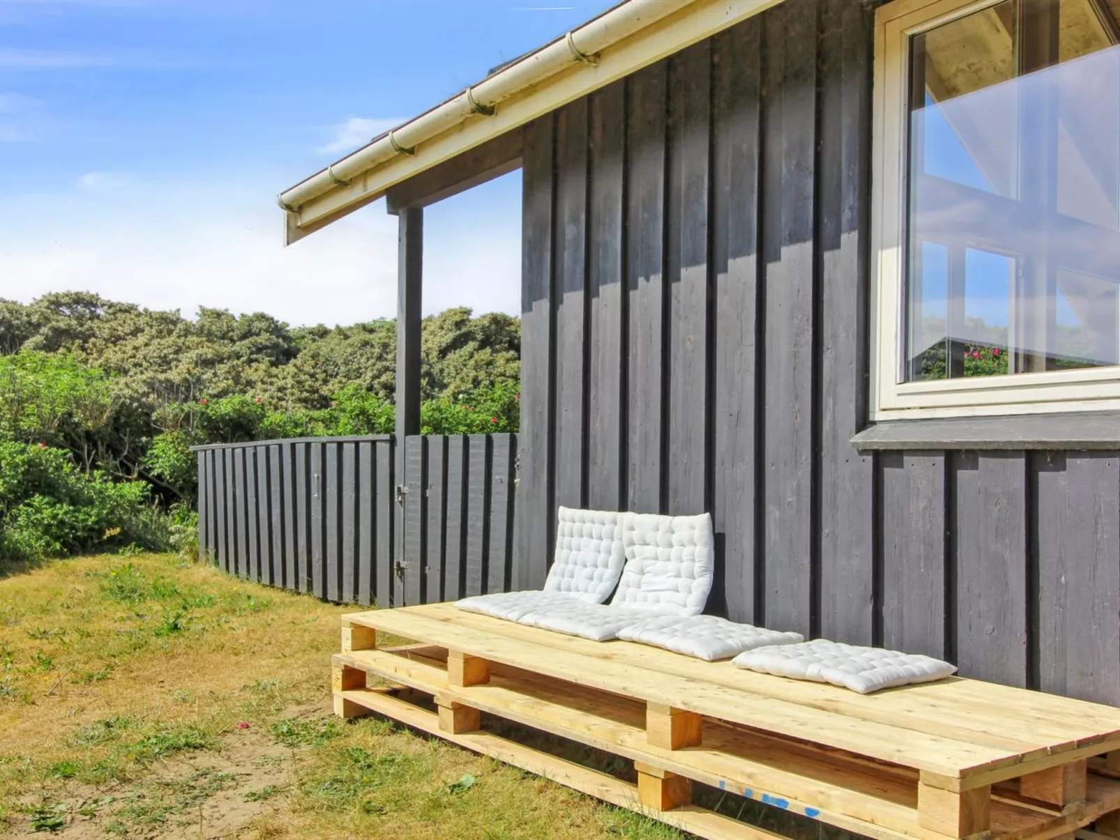 "Harry" - 100m from the sea-Buiten