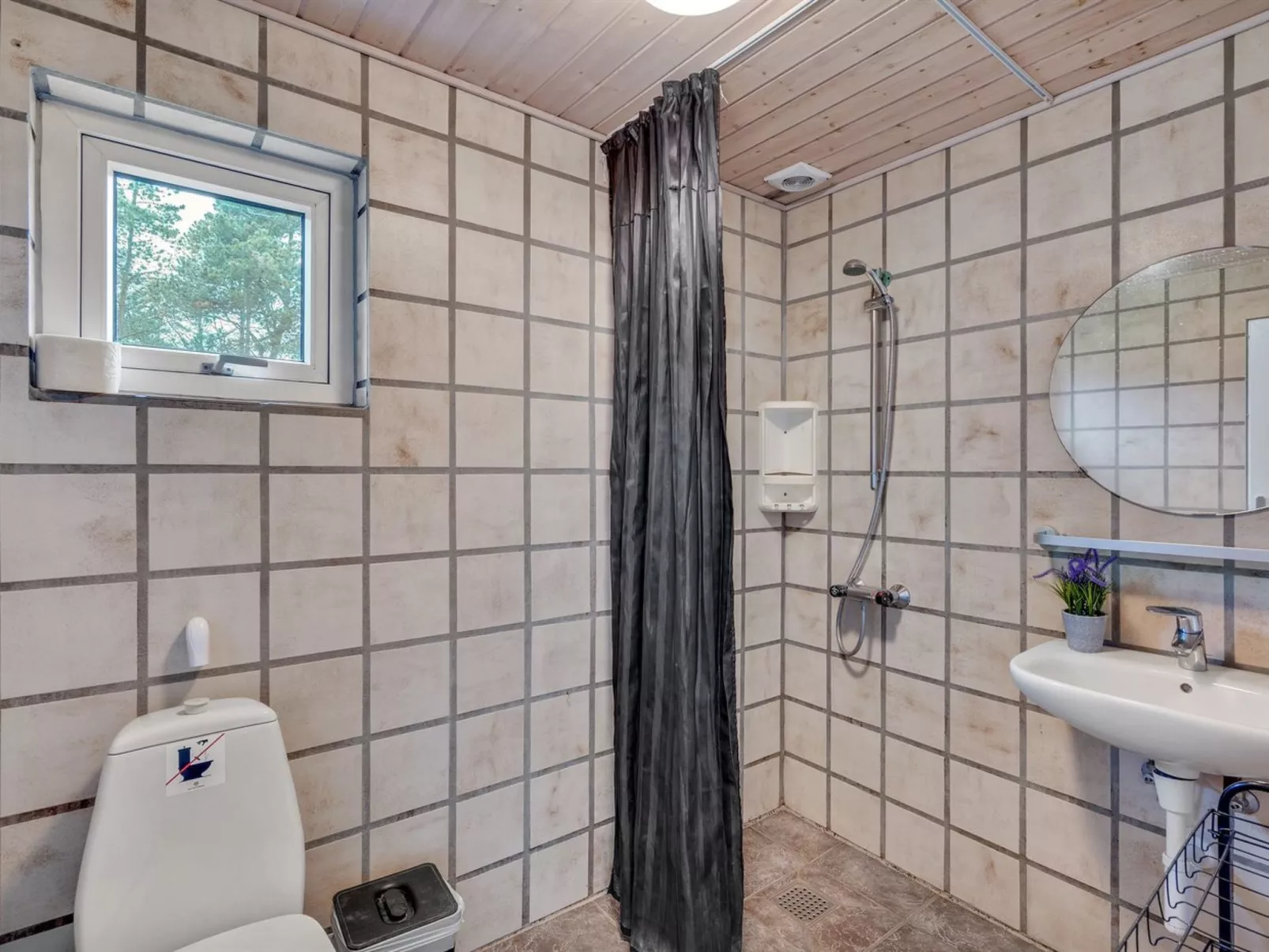 "Vicktoria" - 500m to the fjord-Binnen