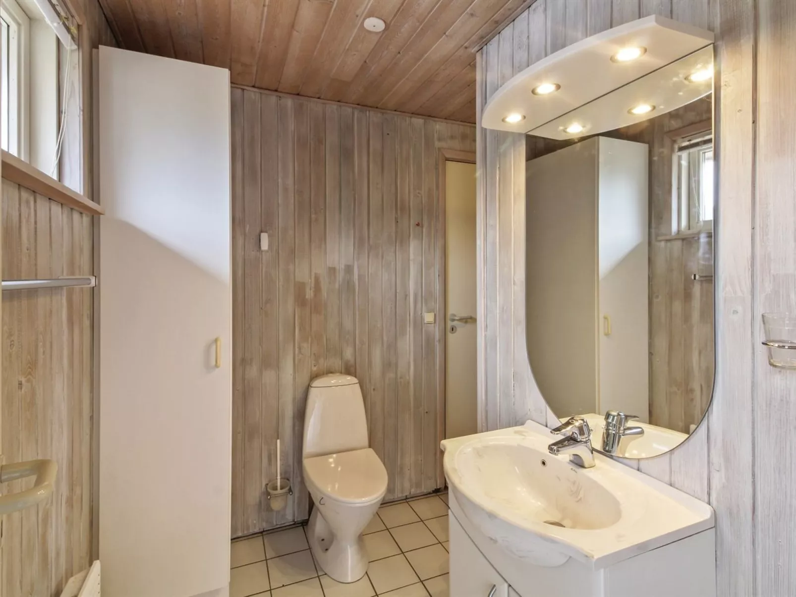 "Reidar" - 1km from the sea-Binnen